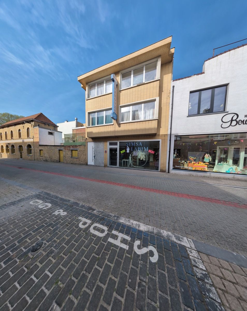 Gebouw bestaande uit handelspand - Woning en studio. foto {{pictureIndex}}