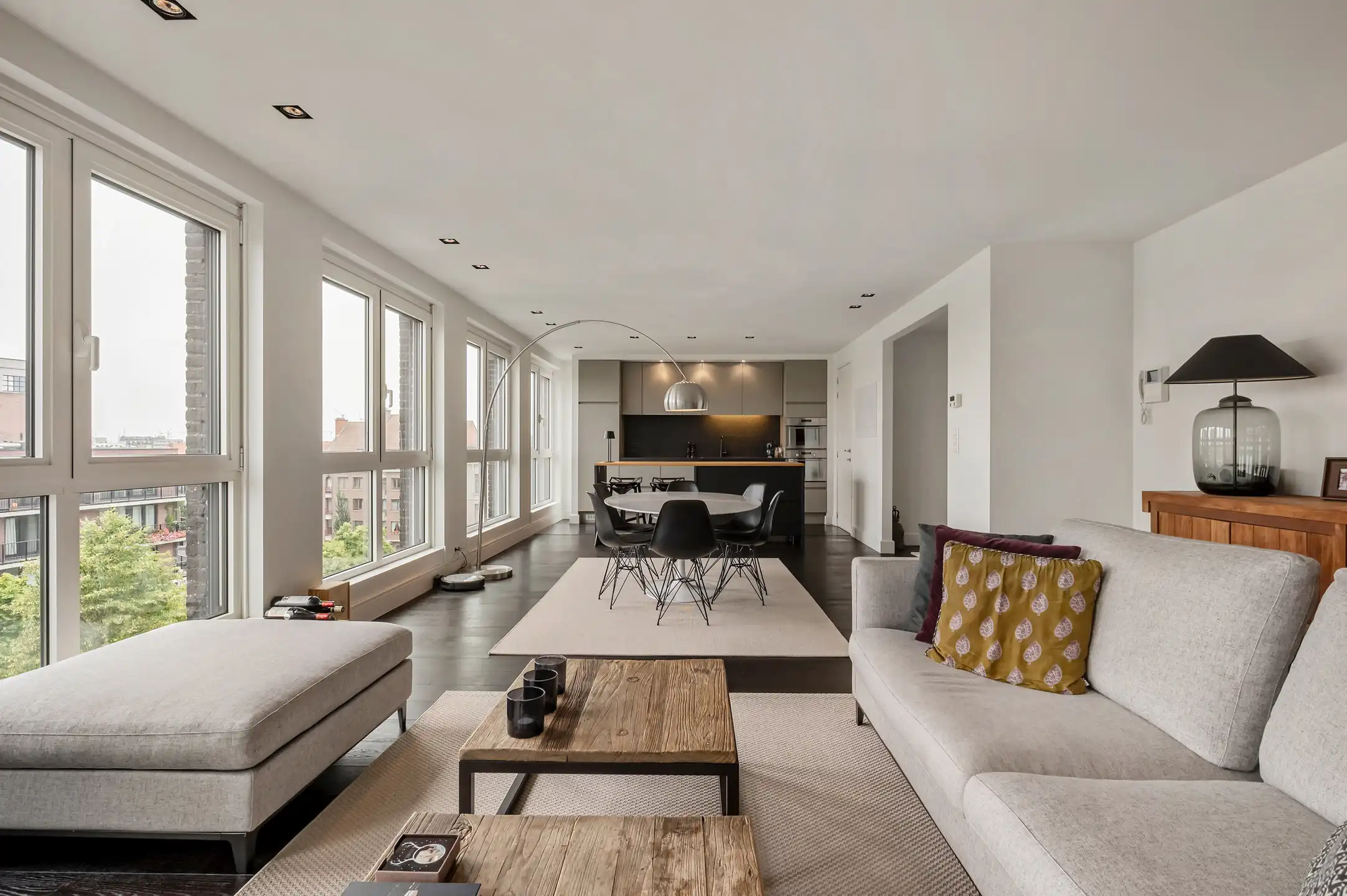 Instapklaar 2-slaapkamerappartement met panoramisch uitzicht en zuidwestgericht terras foto {{pictureIndex}}