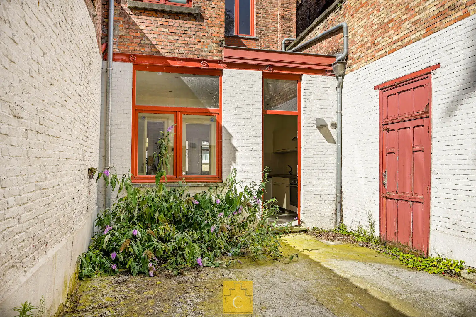 Karakterpand met stadstuin en fietsenpoortje, centrale ligging op een boogscheut van  ’t Zand en Sint-Salvatorskathedraal foto 11