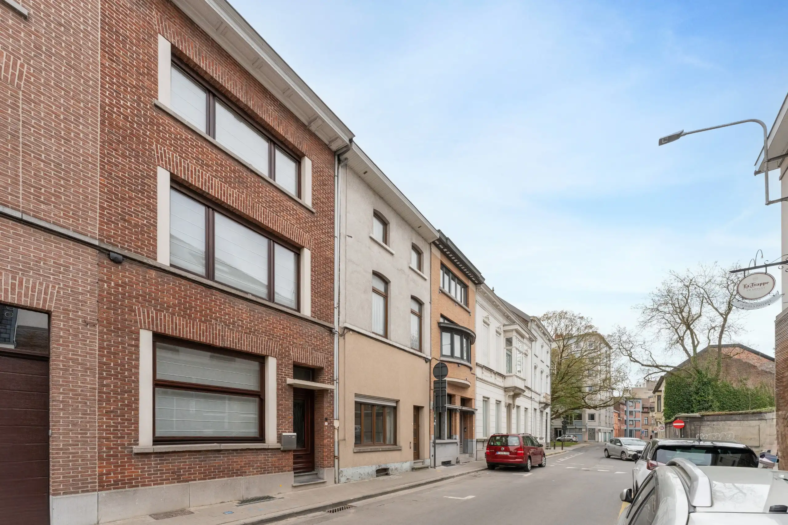 Ruime totaal te renoveren woning met potentieel in hartje Kortrijk foto 4