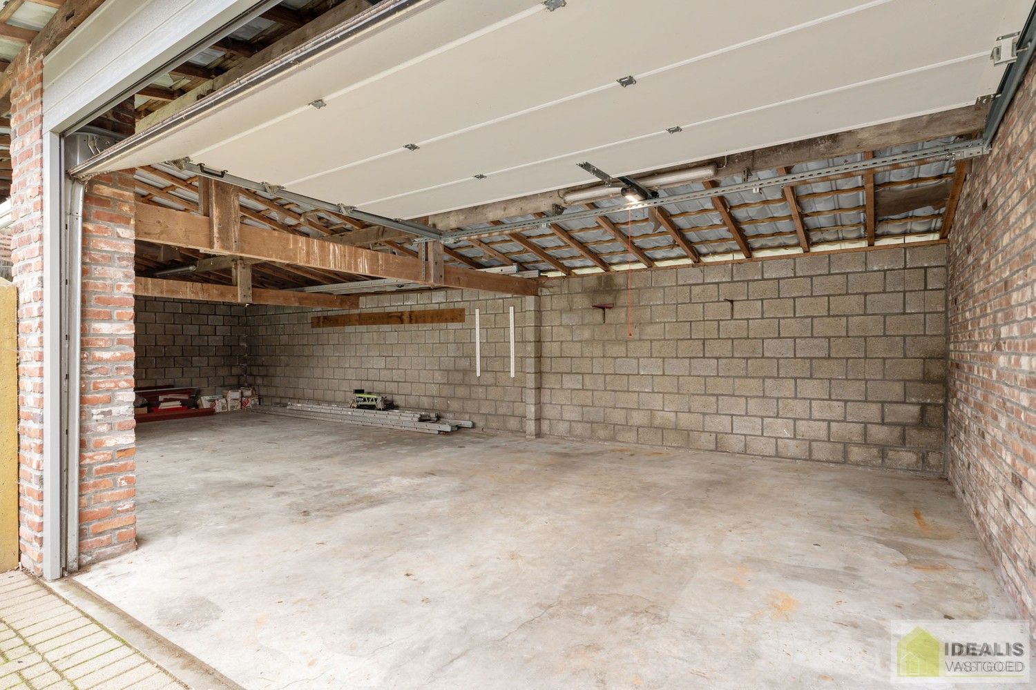 IDEALIS VASTGOED – Ruime te renoveren villa op riant perceel! De villa omvat 198m² netto bewoonbare oppervlakte met een ruime woonkamer en aansluitend uitgeruste keuken, badkamer, 2 grote en 1 kleine slaapkamer, kelder, veranda en 2 garages met sectionale poort van ca. 100m². De villa is gelegen op een prachtig perceel met een oppervlakte van ca. 1,1 hectare (11.000m²)! omgeven door bosgebied! Zeer geschikt voor kandidaten op zoek naar een unieke locatie zeer centraal gelegen, doch volledig omgeven door groen. foto 30