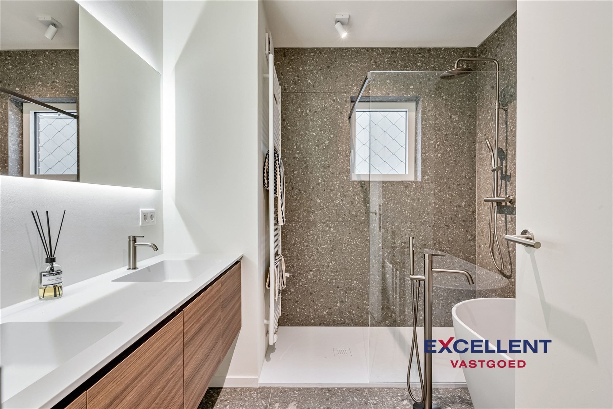 Volledig gerenoveerd 2-slaapkamer appartement centrum Deinze te huur foto 6