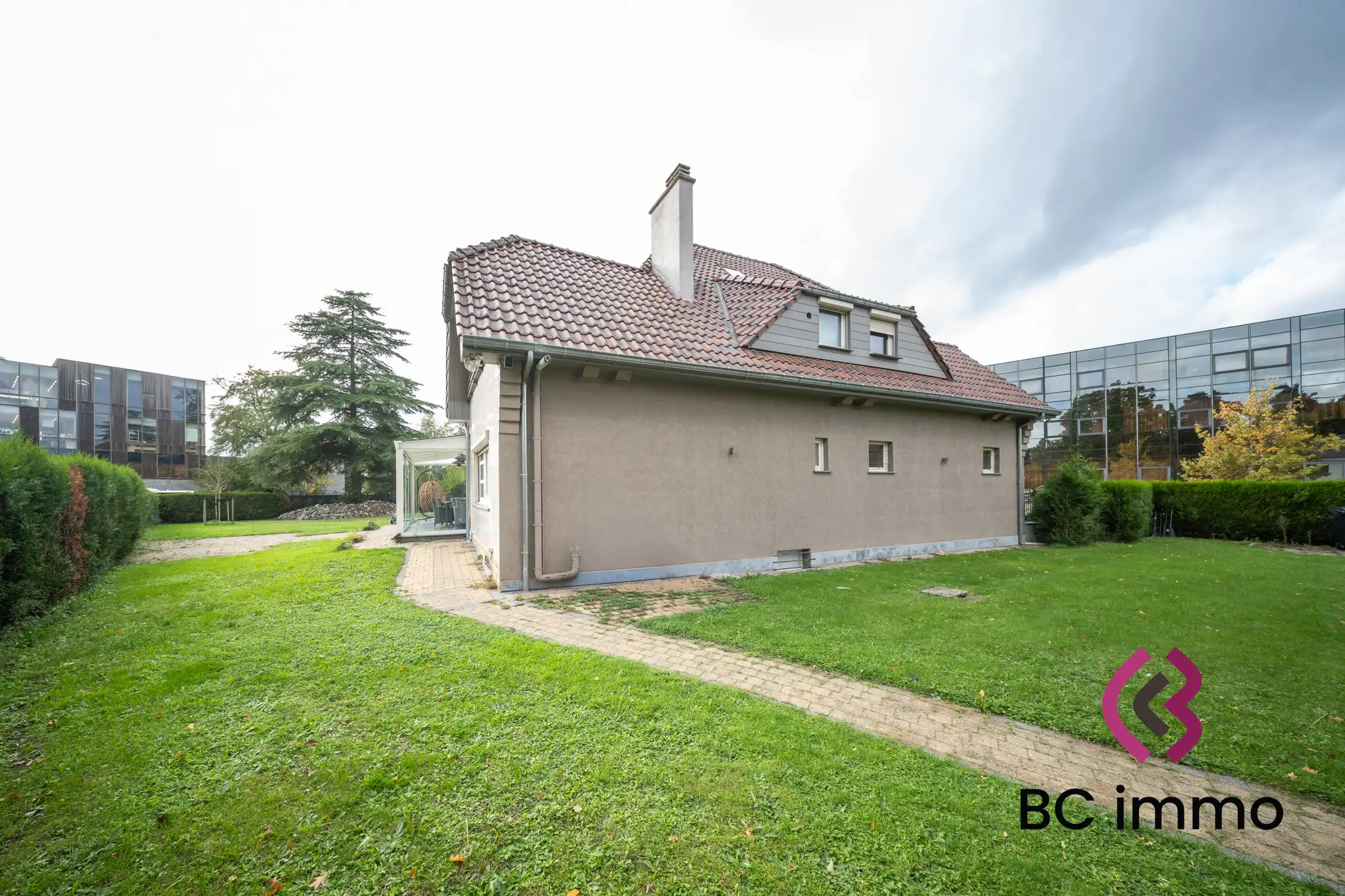 Statige villa met 5 slaapkamers op ruim hoekperceel en uitstekende zichtlocatie in Genk foto 20
