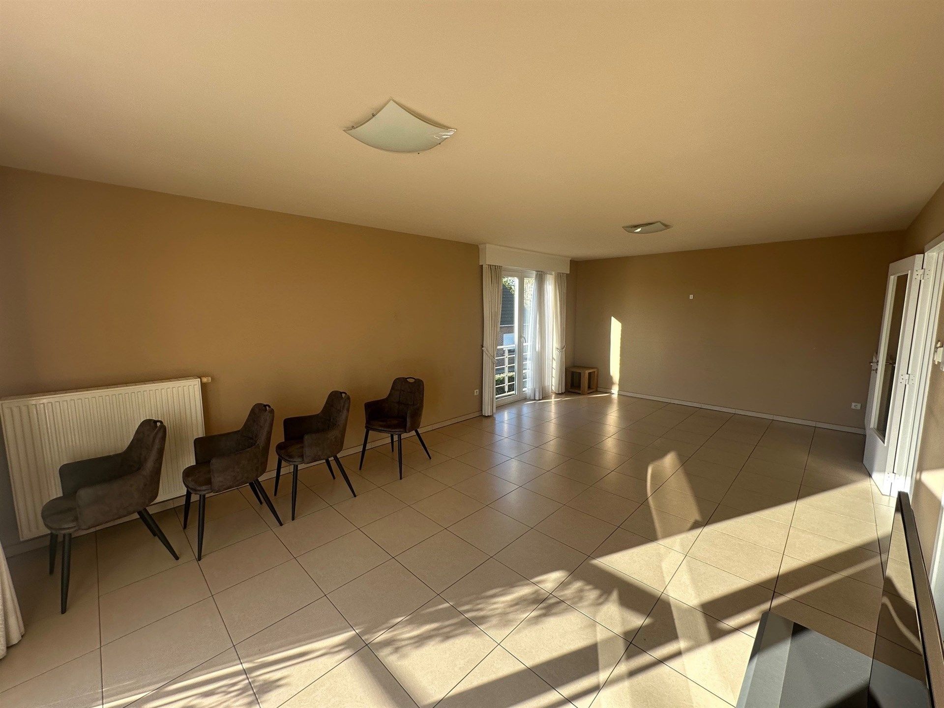 Zeer mooi gelegen ruim villa appartement met garage achteraan in de tuin. foto 3