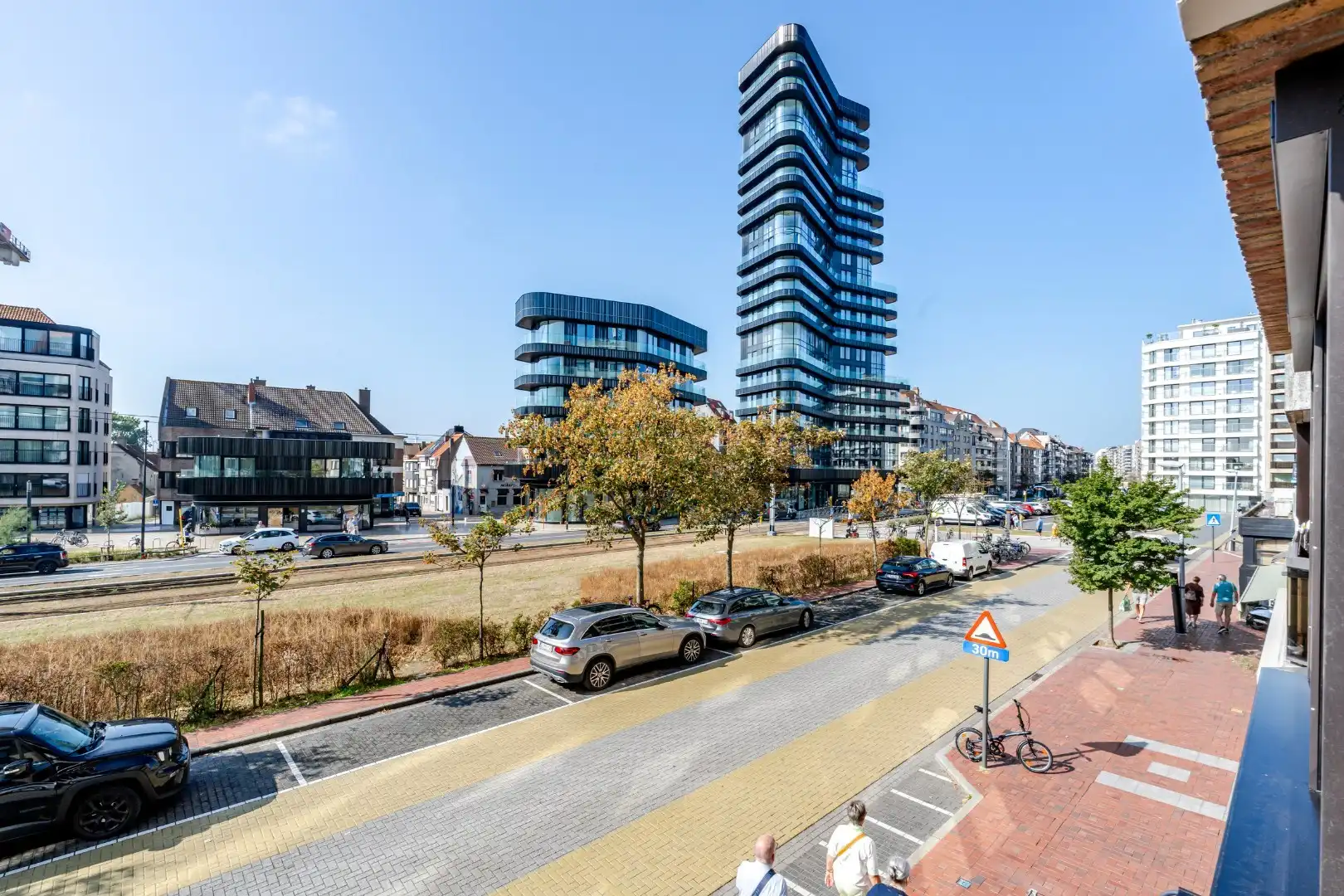 Totaal gerenoveerd appartement met open zicht en uitzonderlijke terrassen op topligging in Heist. foto 12