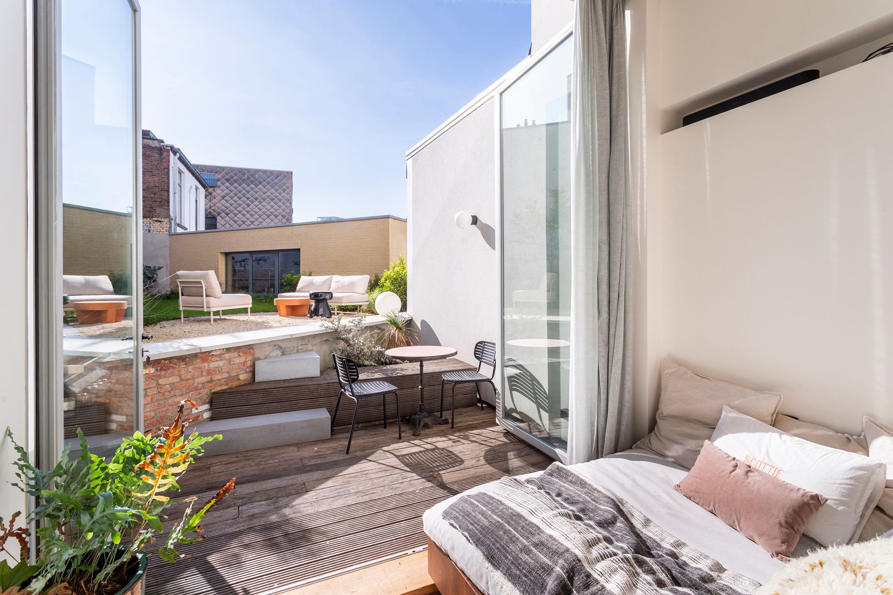 Hippe stadswoning aan de Troonplaats met buitenruimte foto 3