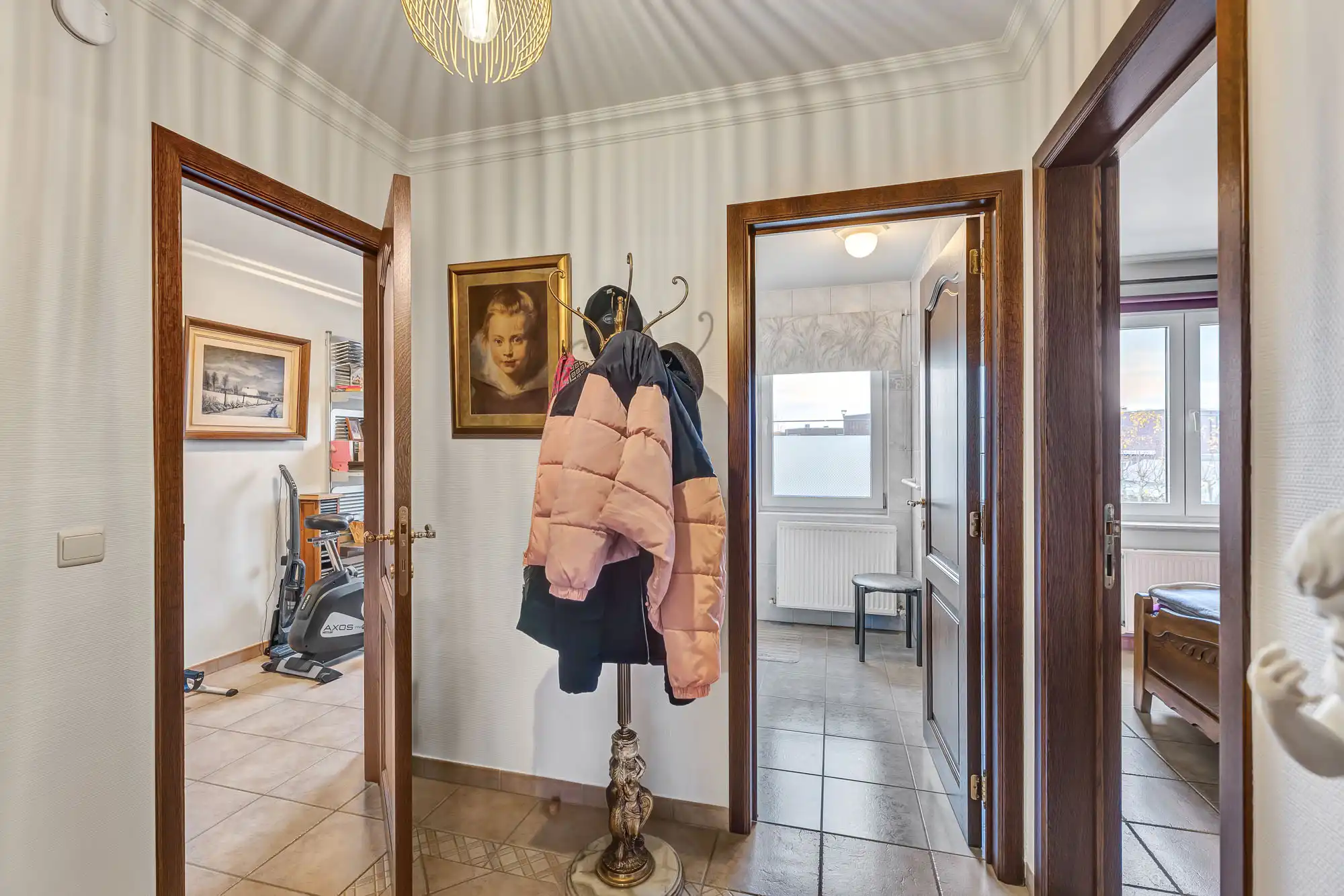 Instapklaar appartement met ruime garage foto 3