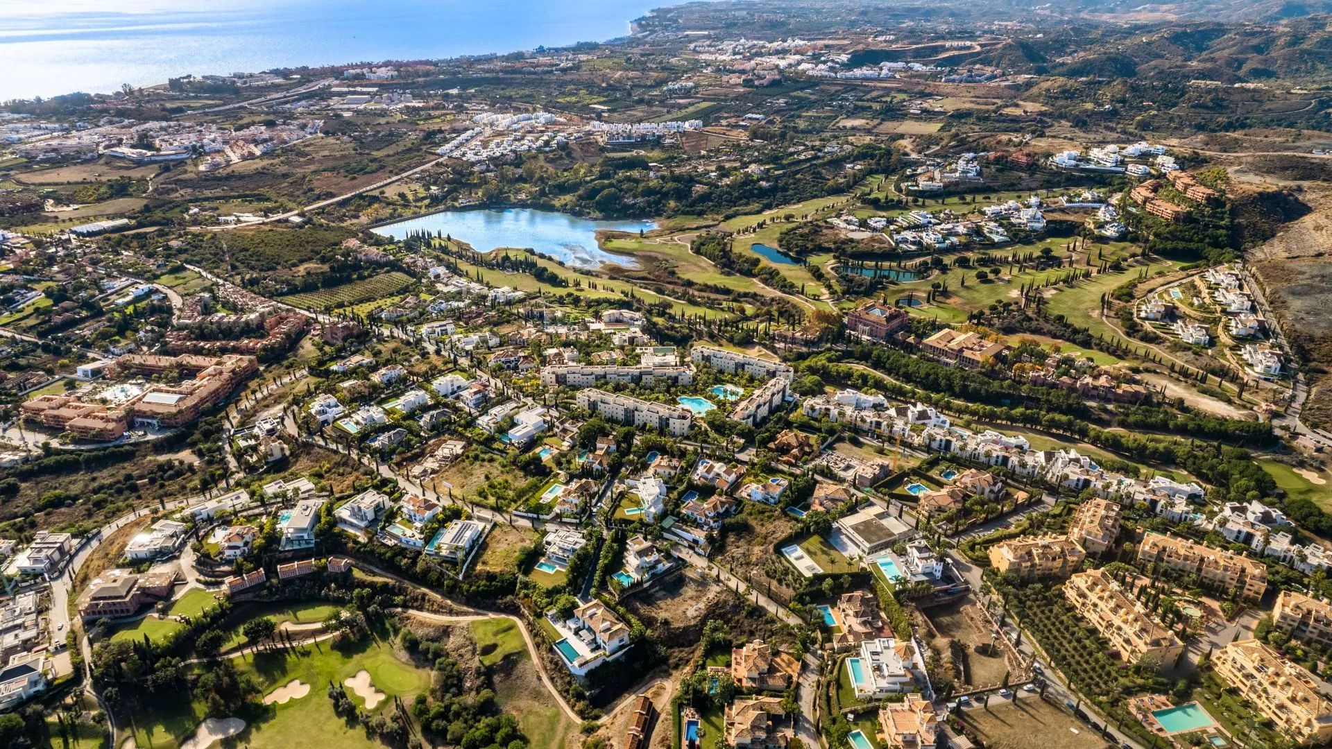 Leven in licht en luxe: eigentijdse designvilla met infinity pool en panoramisch uitzicht foto 4