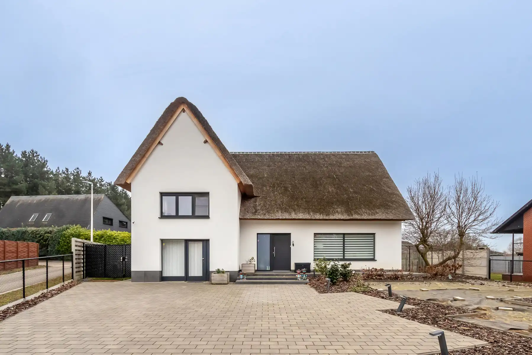 Ruime, gerenoveerde gezinswoning met 3 slaap- en 2 badkamers foto {{pictureIndex}}