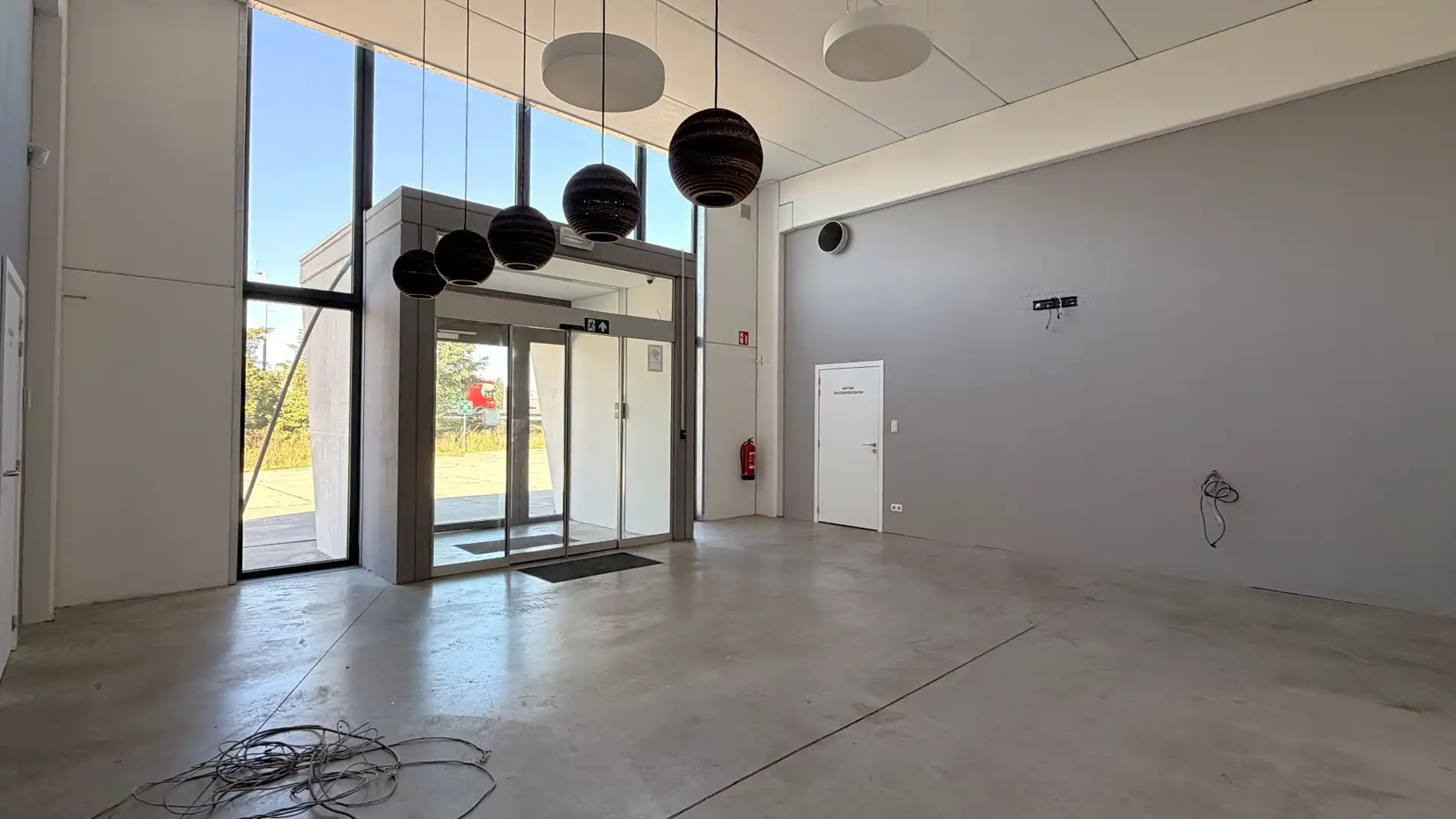 Magazijn met laadkade en kantoren te huur aan E17 in Kruibeke foto 19