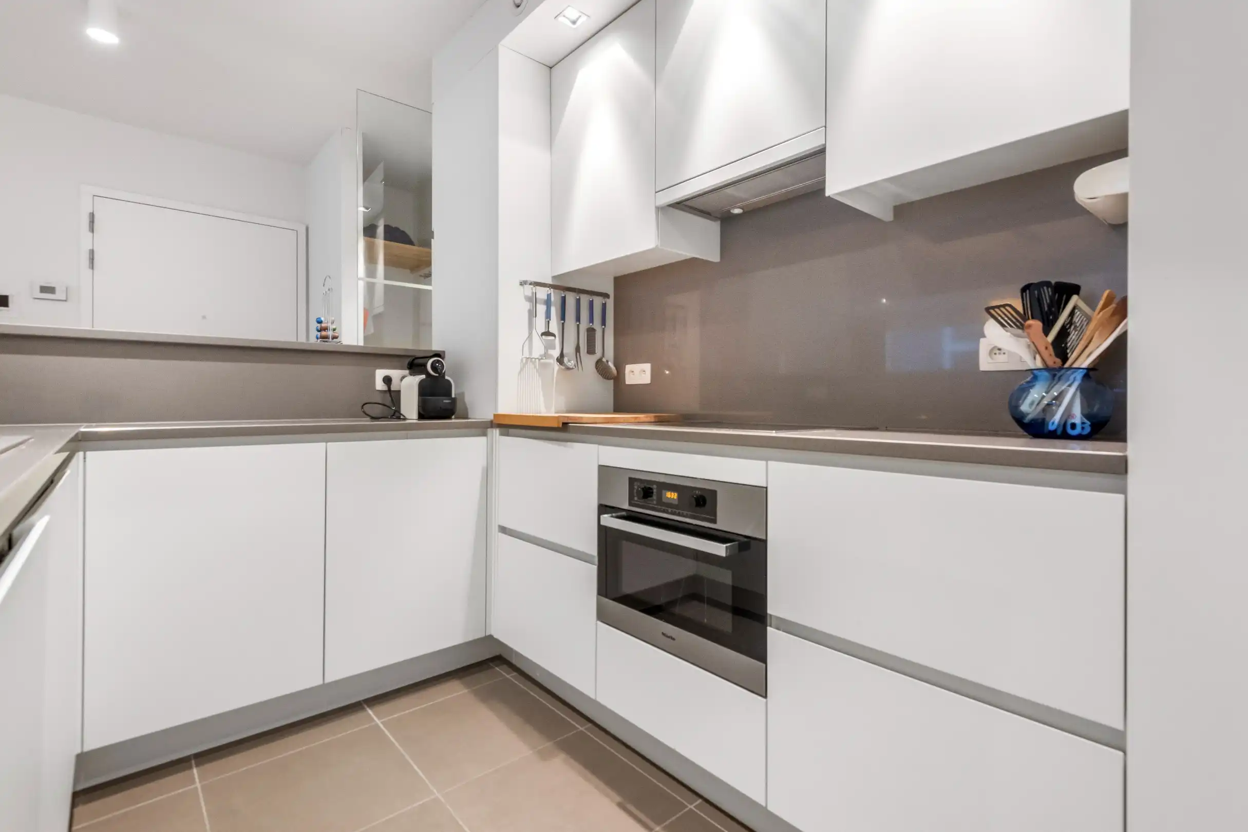 Recent, zuid-west gericht appartement gelegen op wandelafstand van de Zeedijk en het Rubensplein foto 7