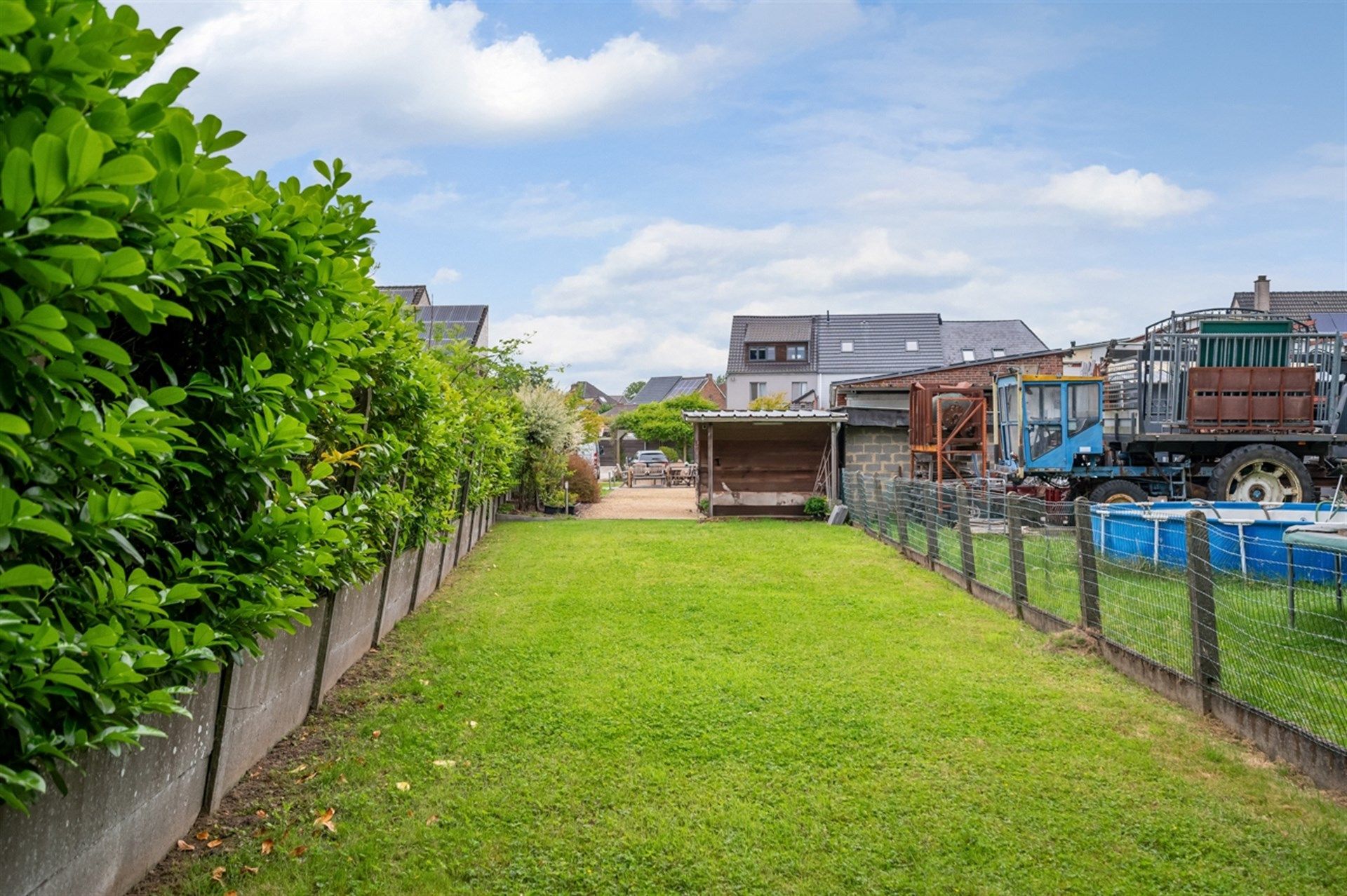 Ruime halfopen bebouwing met 4 slaapkamers, grote tuin en dubbele garage foto 20
