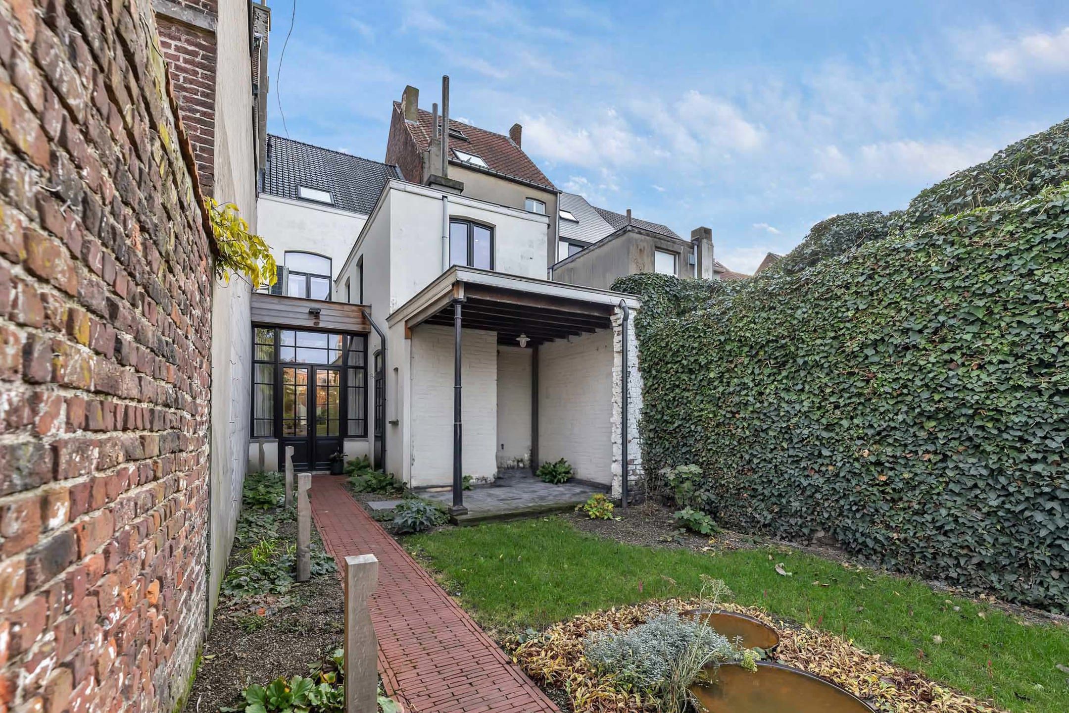 Authentiek gerenoveerd herenhuis in het hart van Aalst foto 2