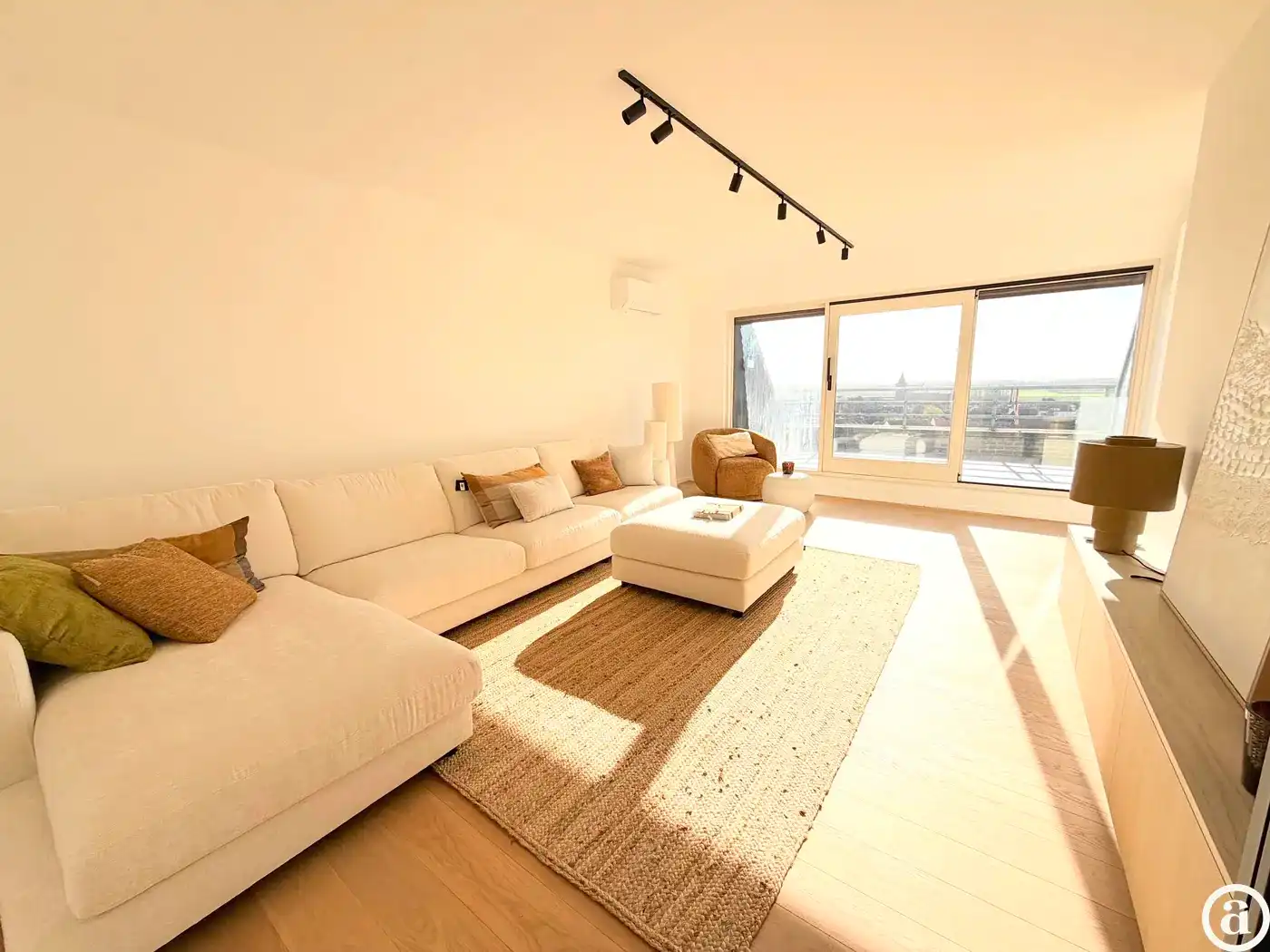 Ruim duplexappartement met 4 slaapkamers en zonneterras.  foto 1