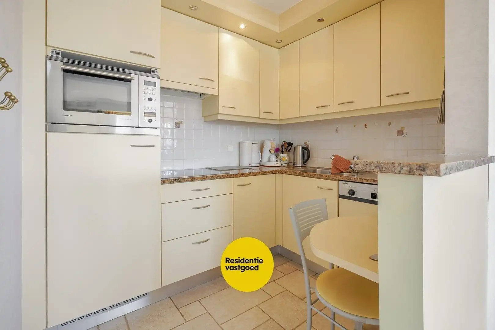 Instapklaar 2-slaapkamerappartement (89m² + 8m² terras) nabij de haven van Nieuwpoort. foto 8