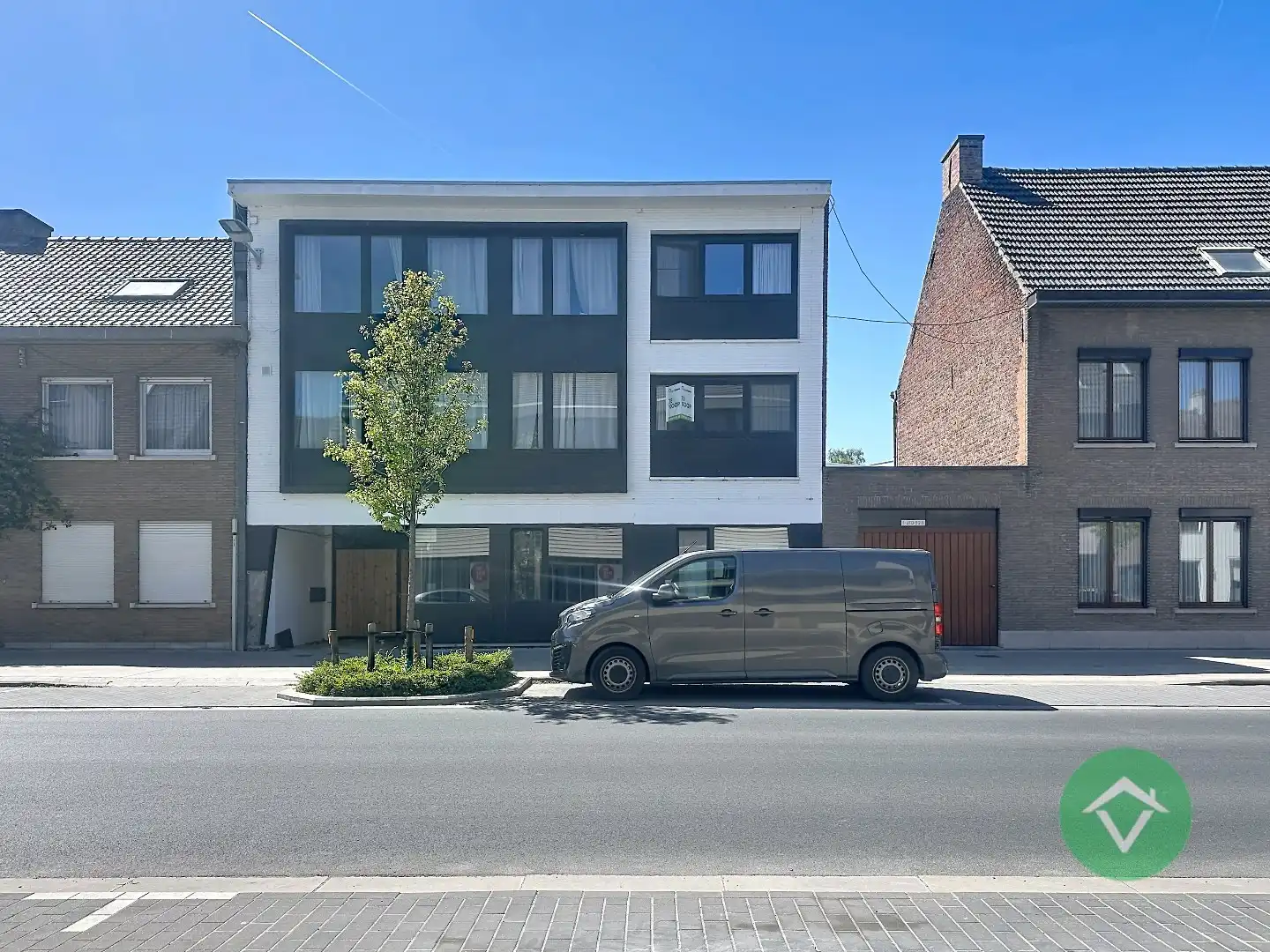 Ruim duplex-appartement met 2 slaapkamers en terrassen in hartje Torhout foto 2