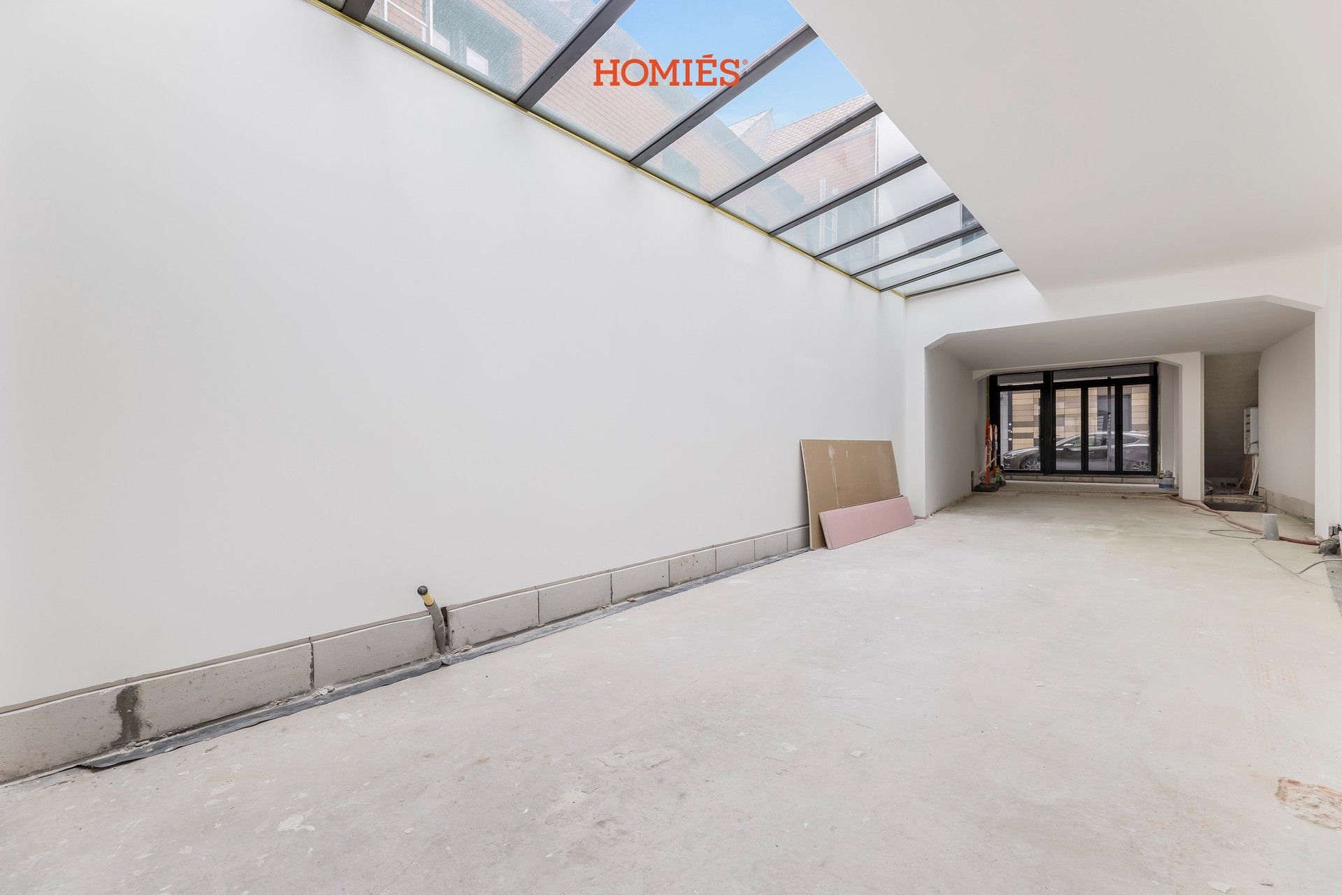Ruime handelsruimte met veel lichtinval en stadstuintje foto 2
