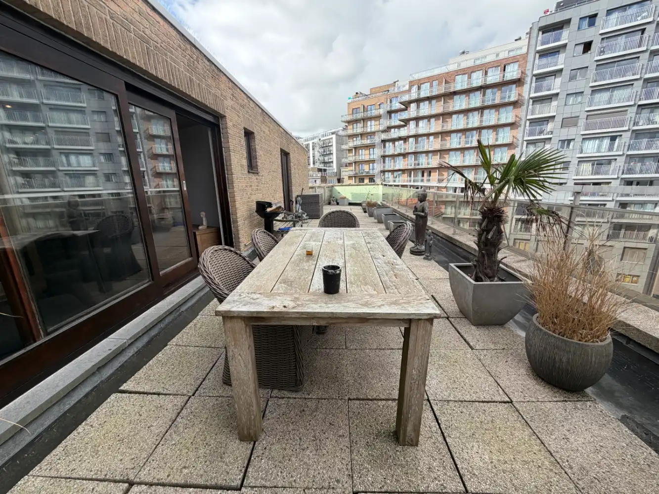 Dit charmante penthouse met één slaapkamer onderscheidt zich door zijn uitzonderlijke terrassen rondom het appartement. Dankzij de ruime buitenruimtes geniet u op elk moment van de dag van de zon en het buitenleven. Een unieke woonbeleving voor wie op zoek is naar een combinatie van comfort, rust en een overvloed aan buitenruimte. foto 10