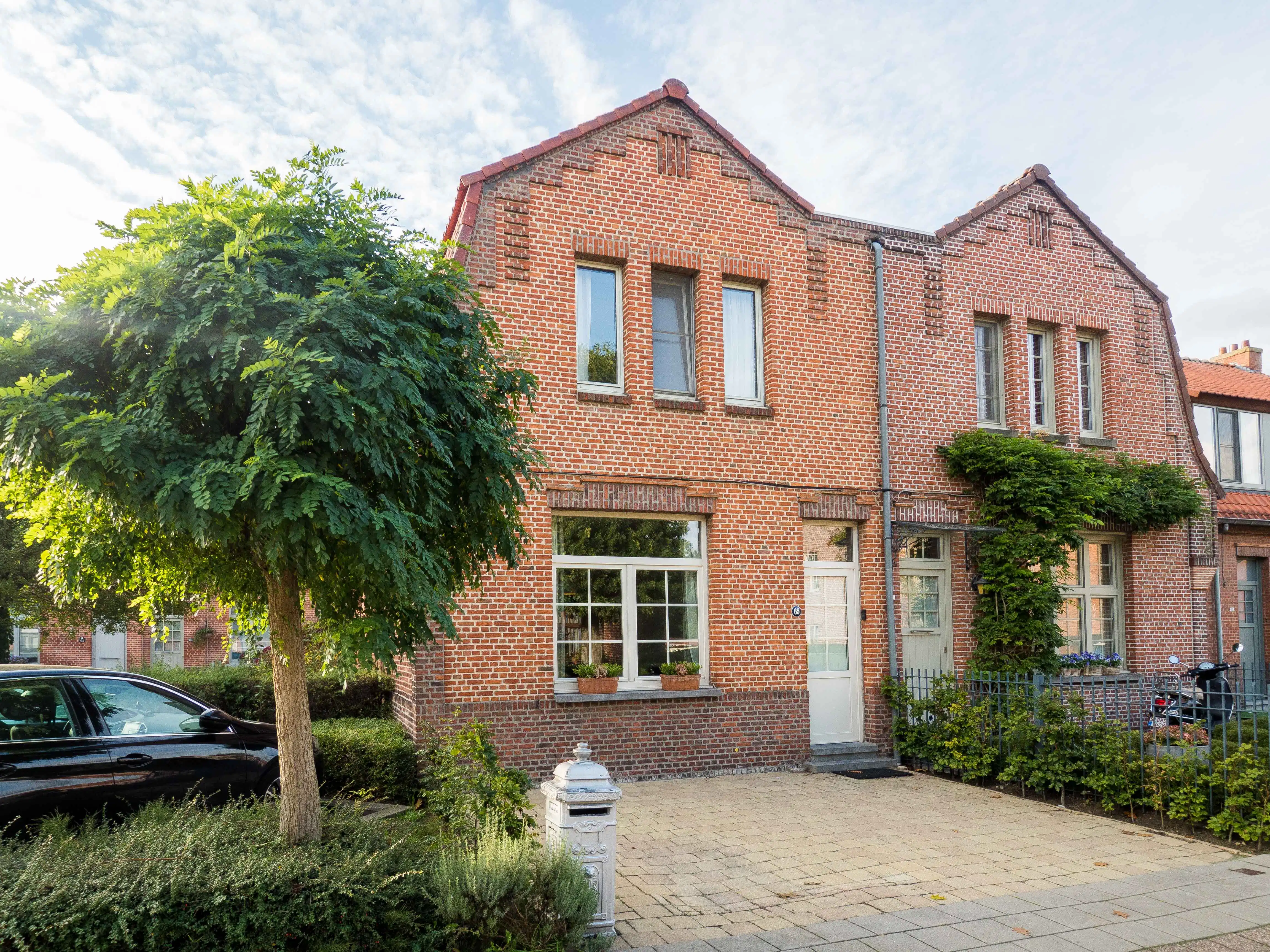 Sfeervolle gezinswoning met zonnige tuin in Mortsel foto {{pictureIndex}}