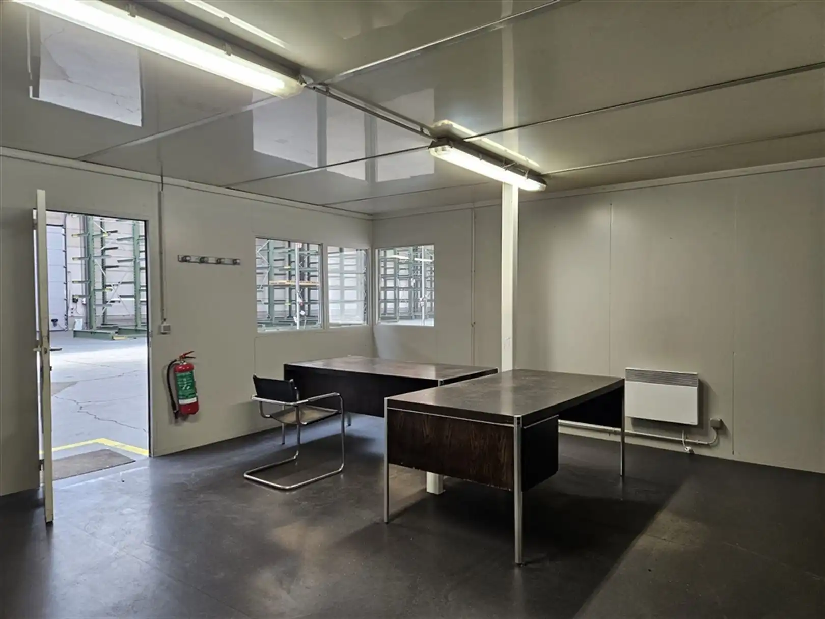 Magazijnen met verhard terrein en kantoren foto 17