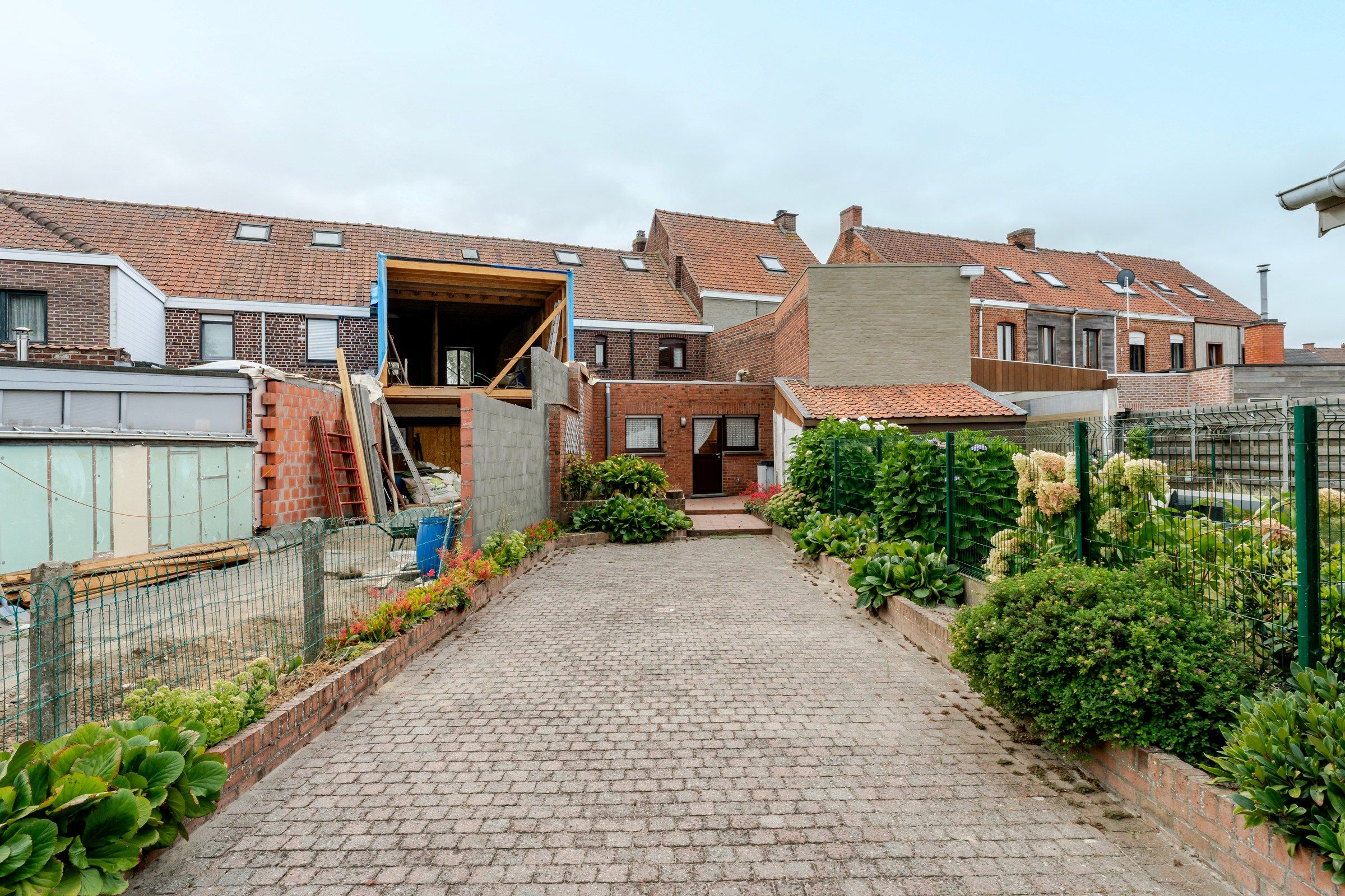 INSTAPKLARE WONING MET UITWEG EN GARAGE foto 15
