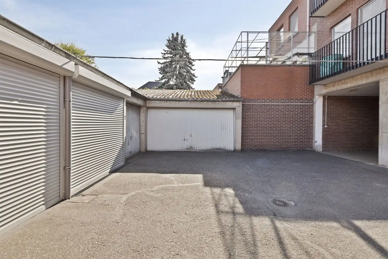 Instapklaar, gerenoveerd appartement met 3 slaapkamers, 2 terrassen en ruime garagebox gelegen op een toplocatie in het centrum van Maaseik, nabij de markt & met zicht op het Kerkplein. foto 20