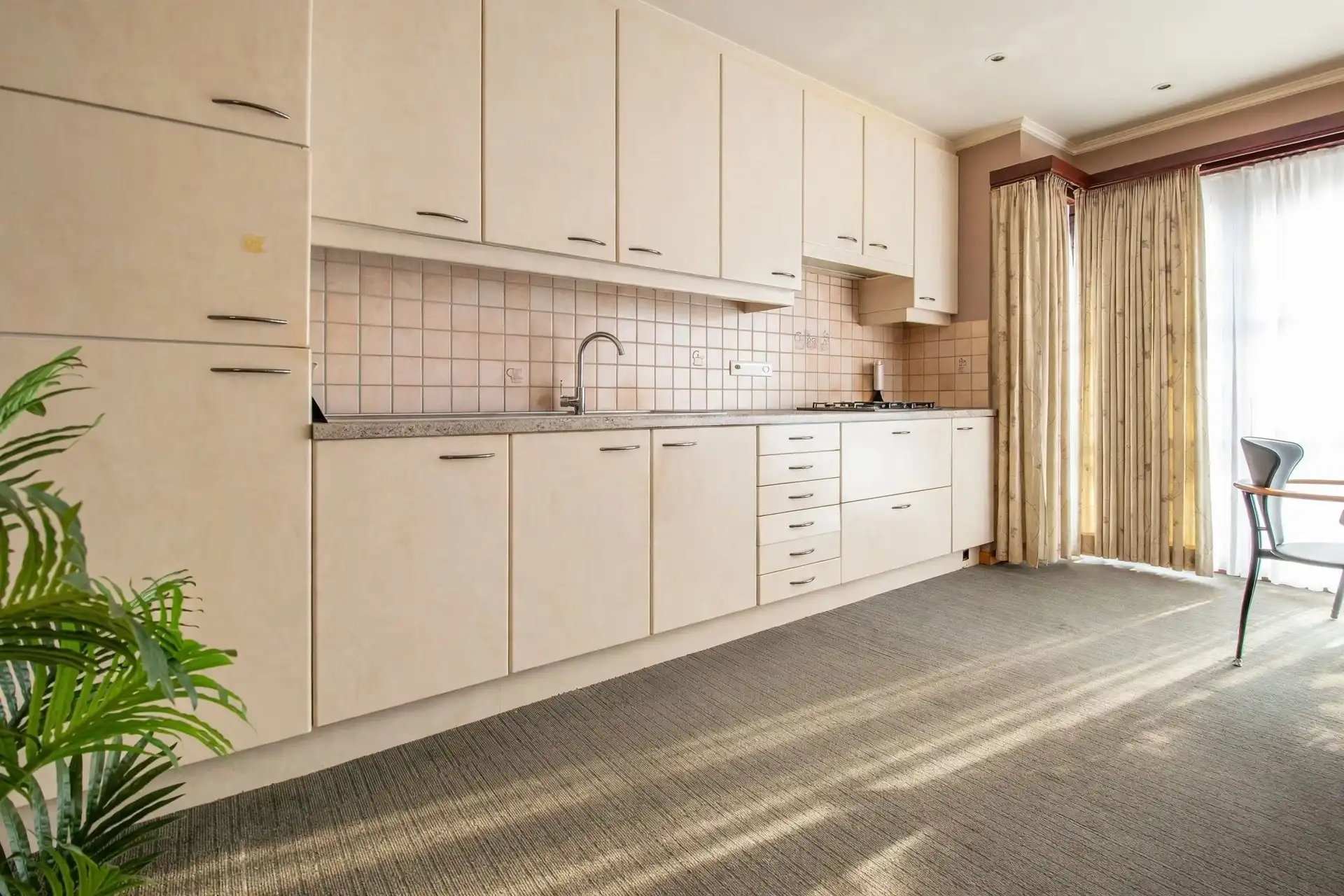 Instapklare bel-etagewoning met 2 slaapkamers en een ruime garage in het centrum van Sint-Gillis-Waas foto 7