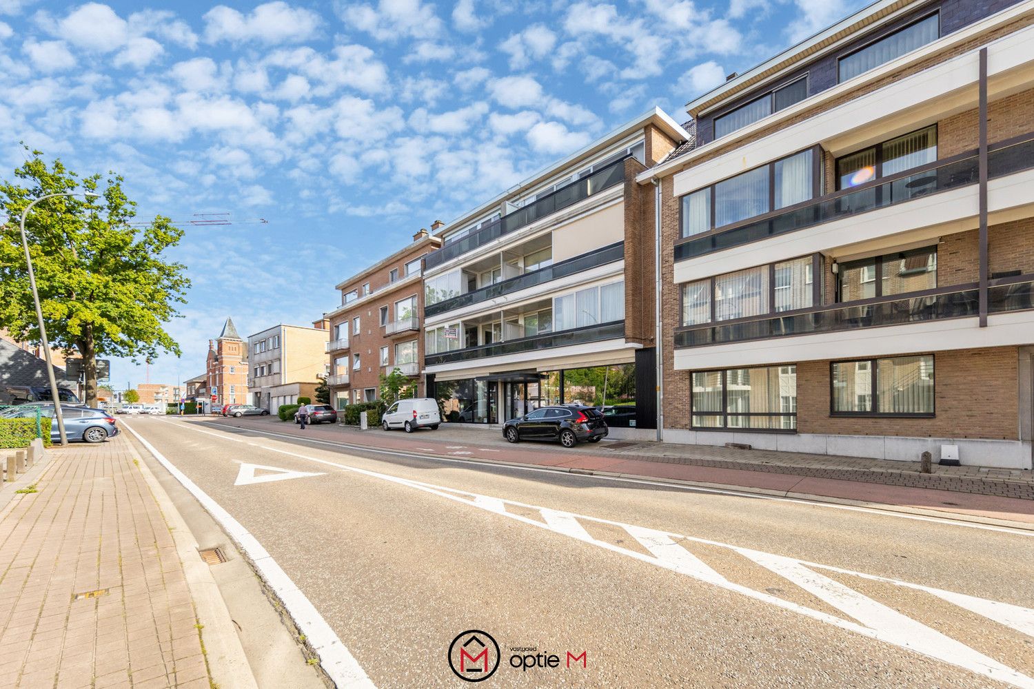 RUIM APPARTEMENT MET PARKEERPLAATS EN KELDER foto 1