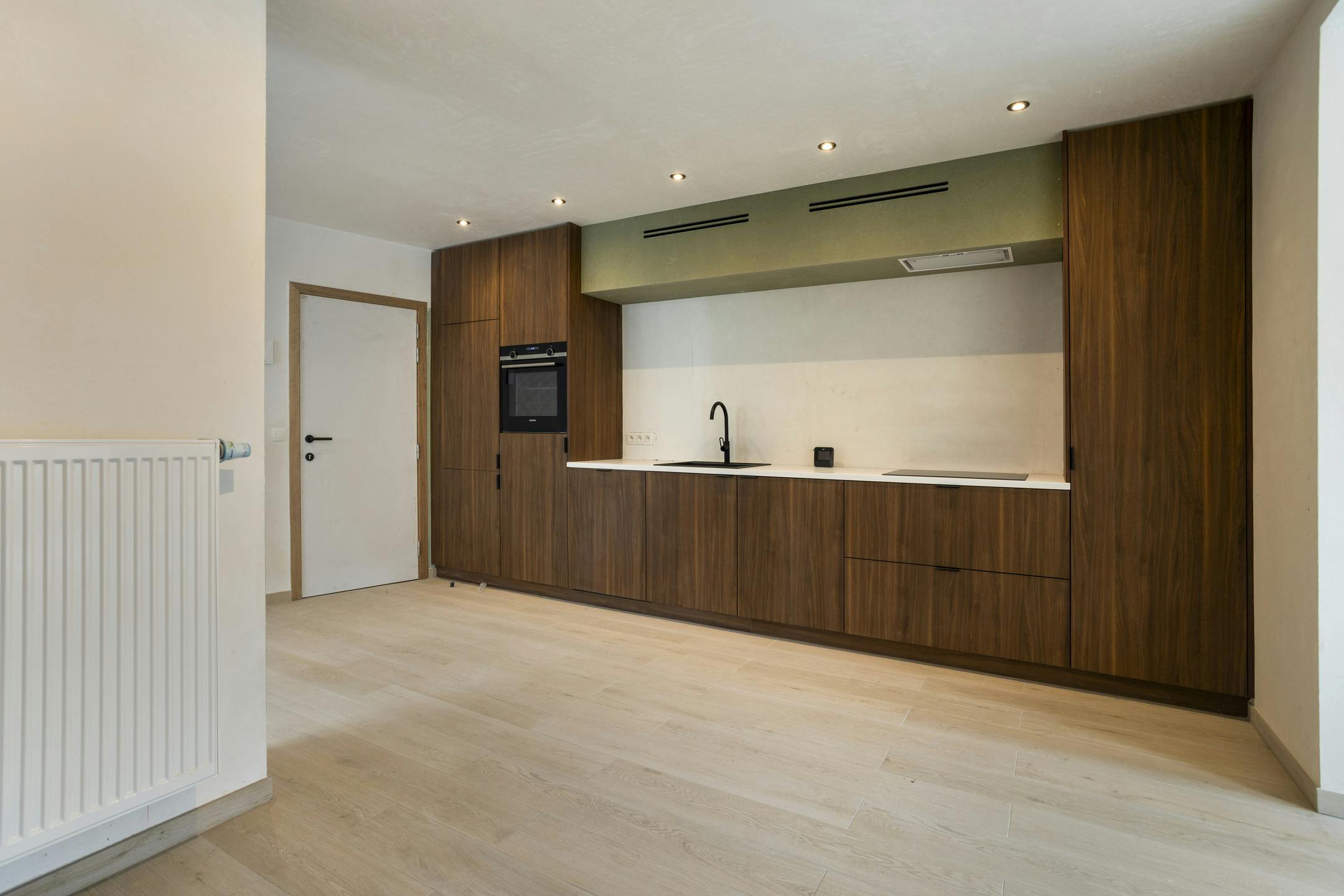 Gerenoveerd 1-slaapkamerappartement in centrum Veurne. foto 2