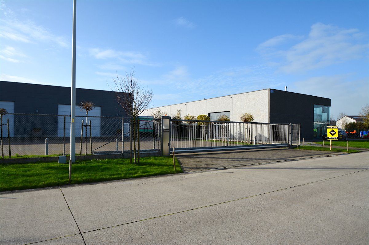 Instapklare, goed geïsoleerde OPSLAGRUIMTE / MAGAZIJN (380m²) op ambachtelijke zone te Blankenberge. foto 8