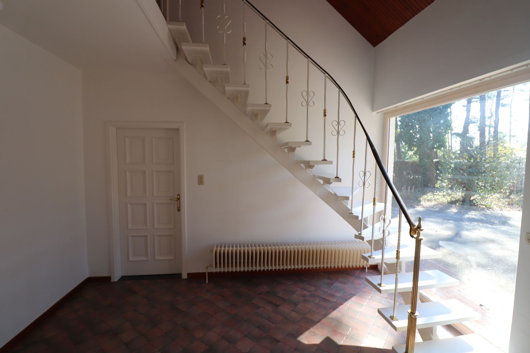 Charmante villa met 5 slaapkamers op een perceel van 1.785m² - Gelegen in een rustige en kindvriendelijke verkaveling. foto 2