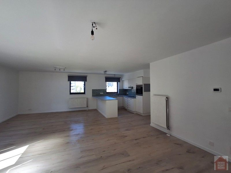 Ruim 2 slaapkamer appartement met paking! foto 5