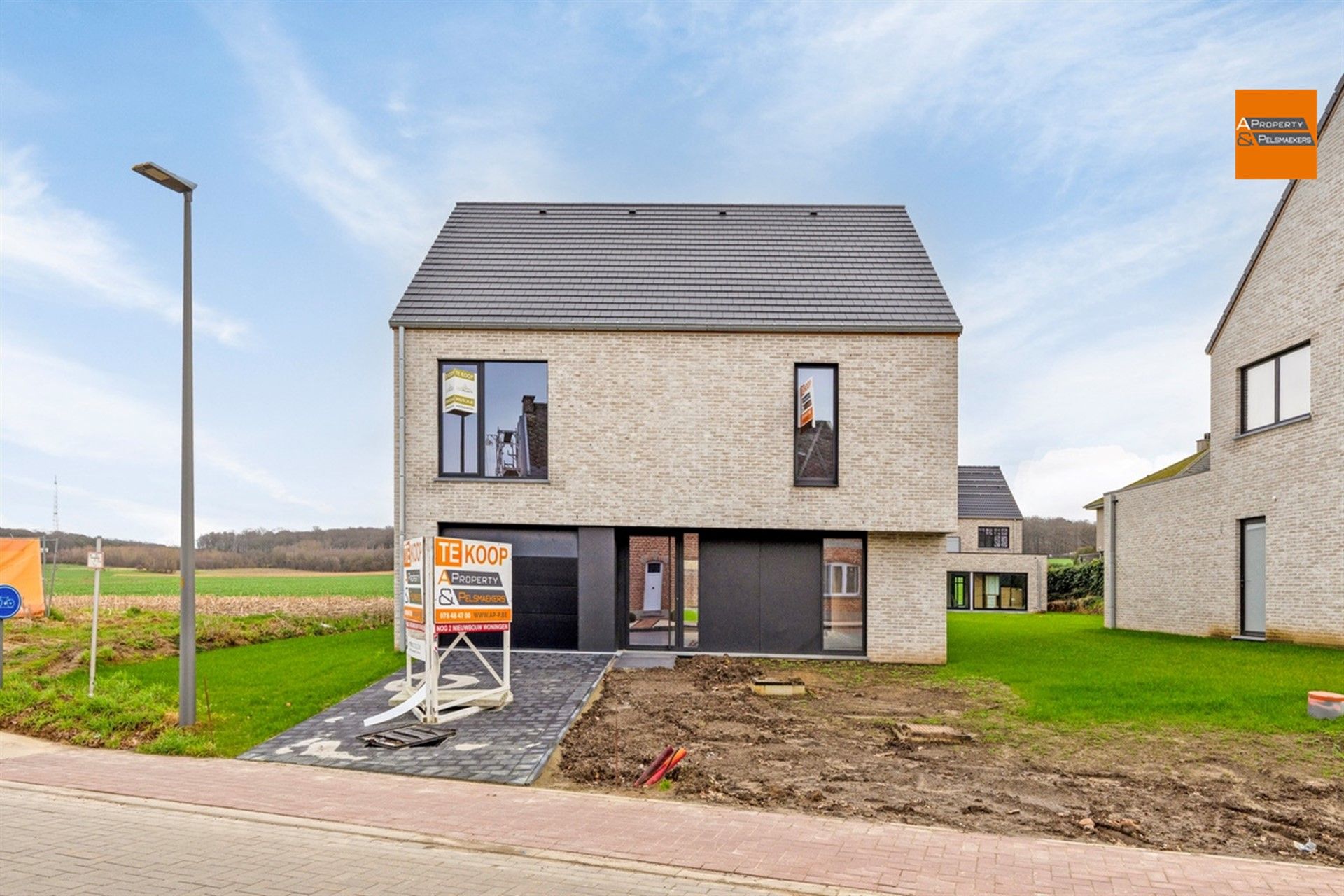 Ruime nieuwbouw villa met 4 slaapkamers foto 1