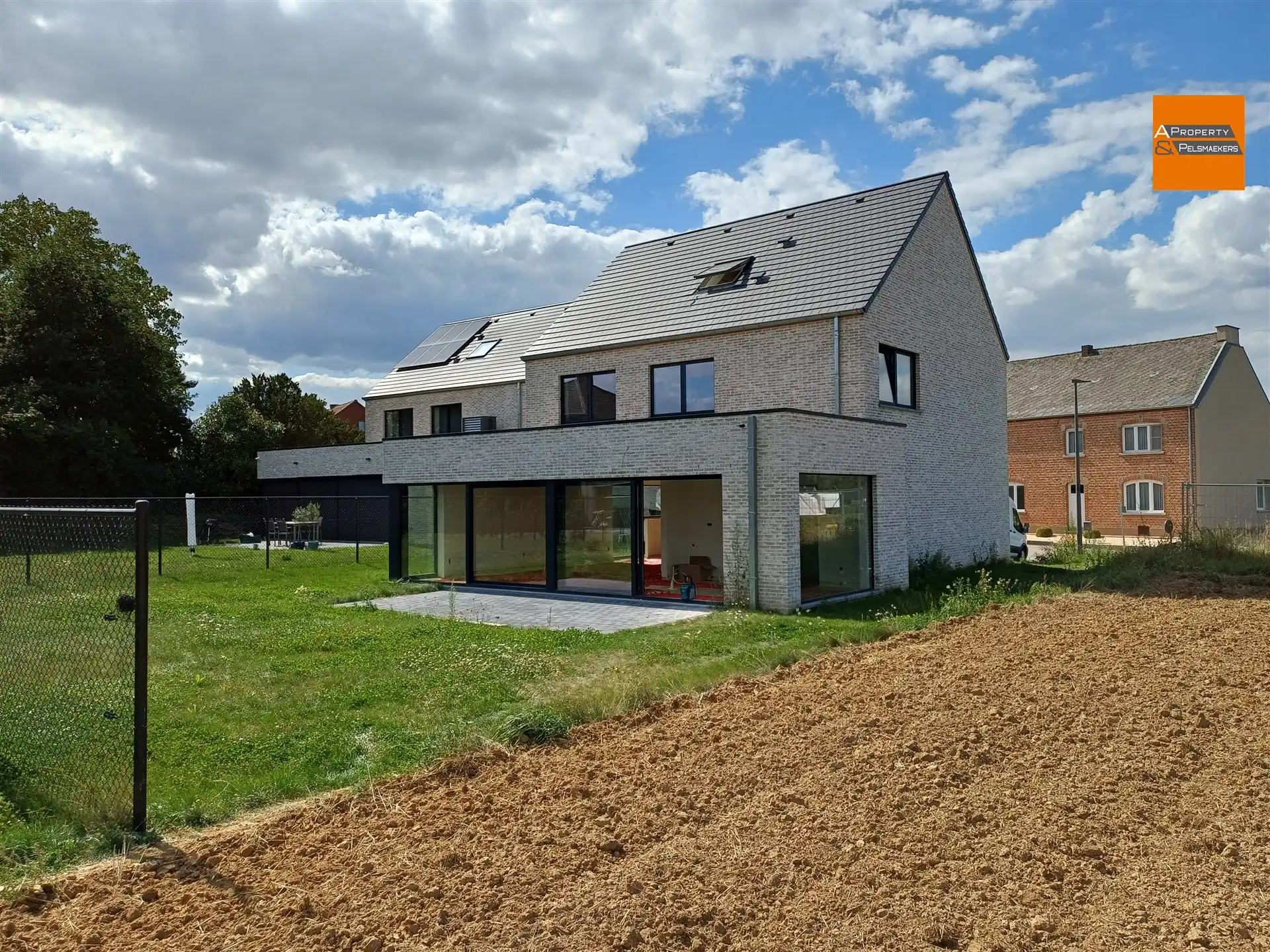 Ruime nieuwbouw villa met 4 slaapkamers foto {{pictureIndex}}