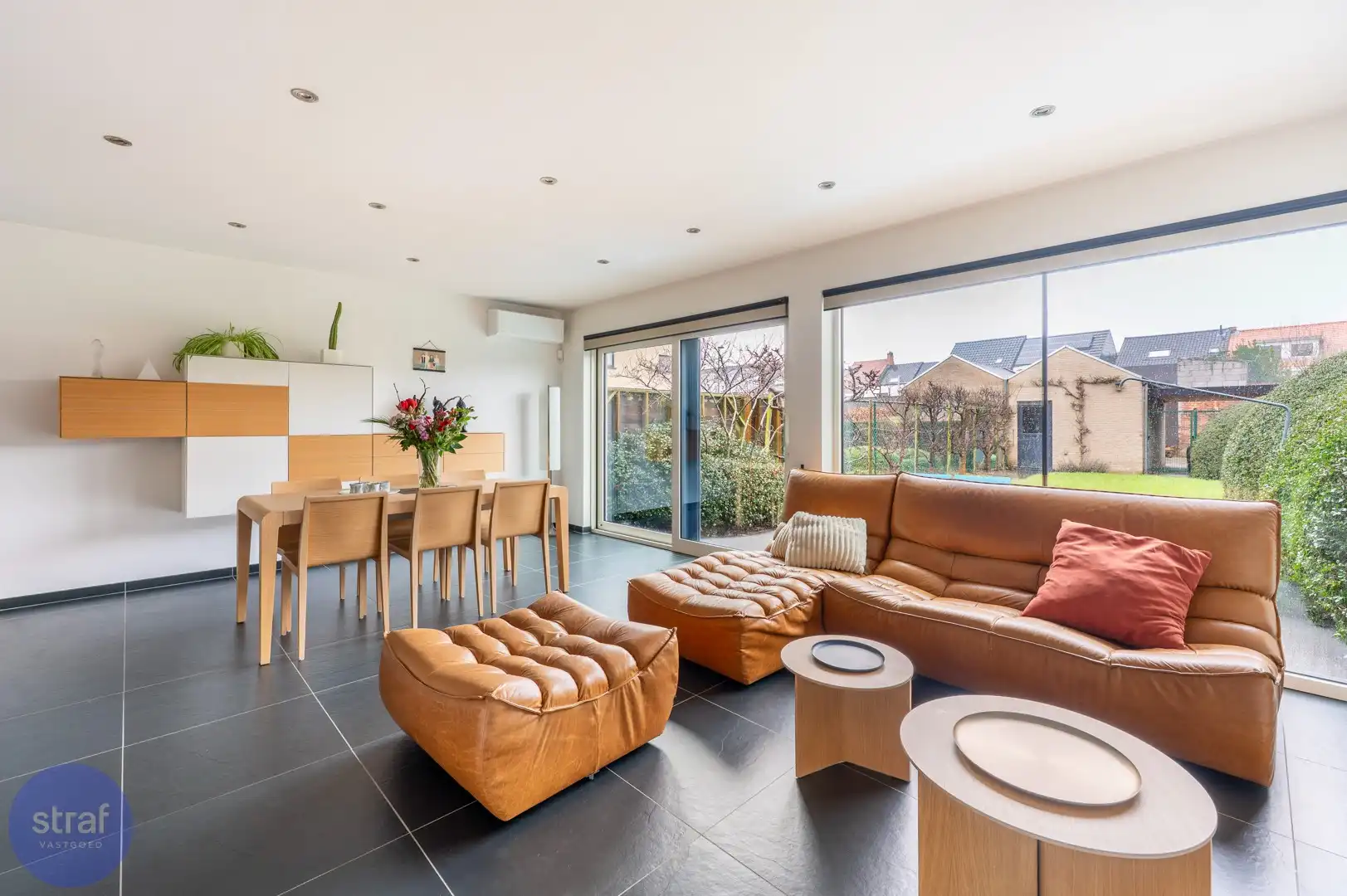 Ruime gezinswoning in een autoluwe straat tussen Zwijndrecht-Dorp en 't stad foto {{pictureIndex}}