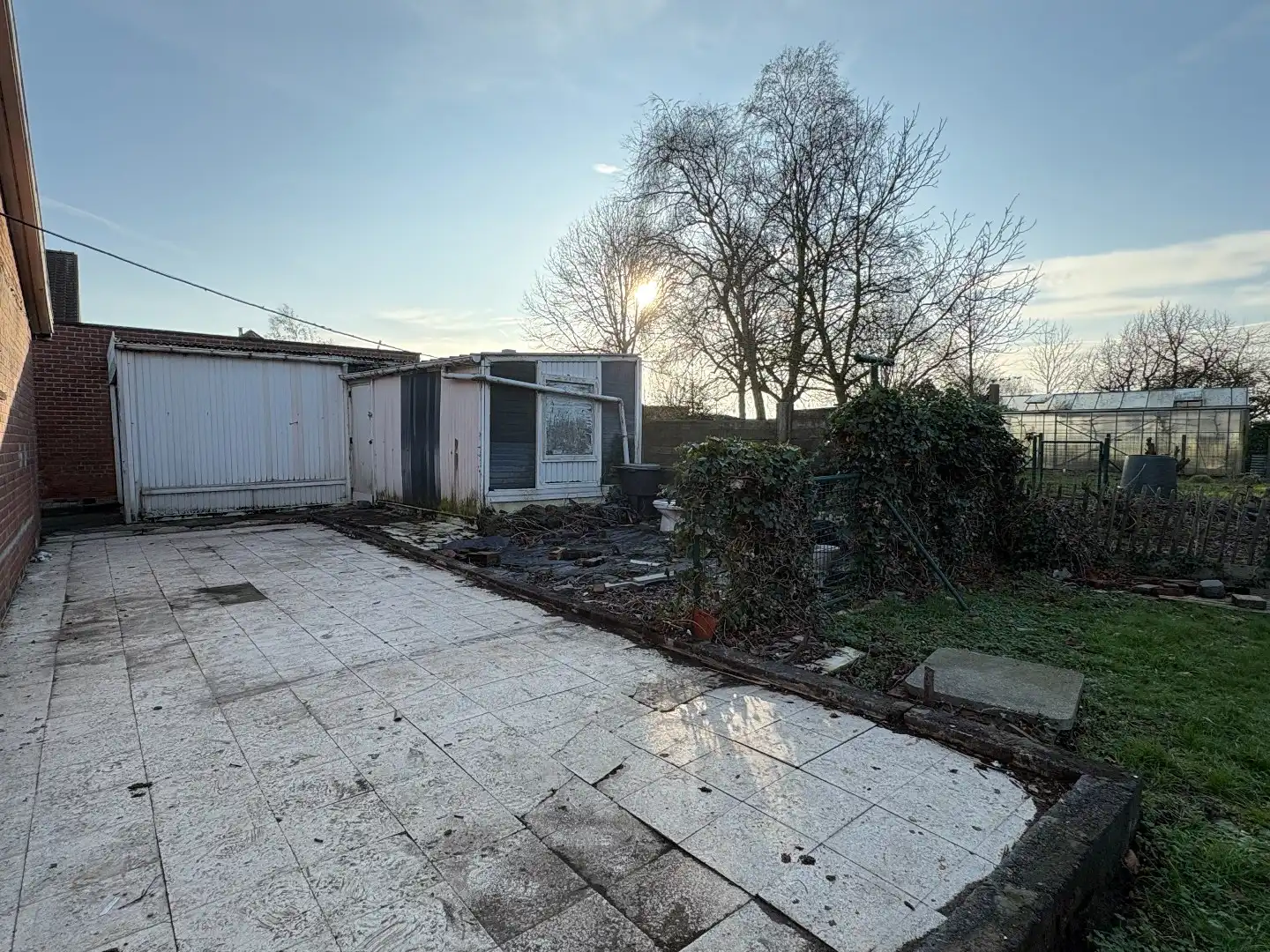 Gelijkvloerse woning op 537 m² met oprit, garage en 5 kamers foto 5