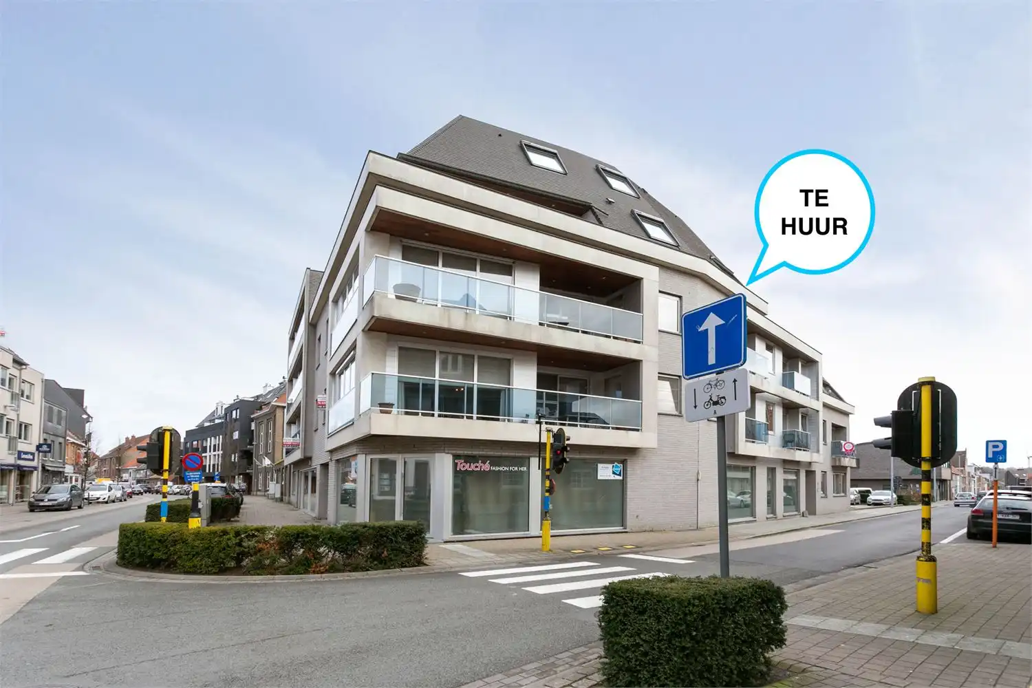 Instapklaar duplex dakappartement met terras in hartje Oostkamp foto {{pictureIndex}}