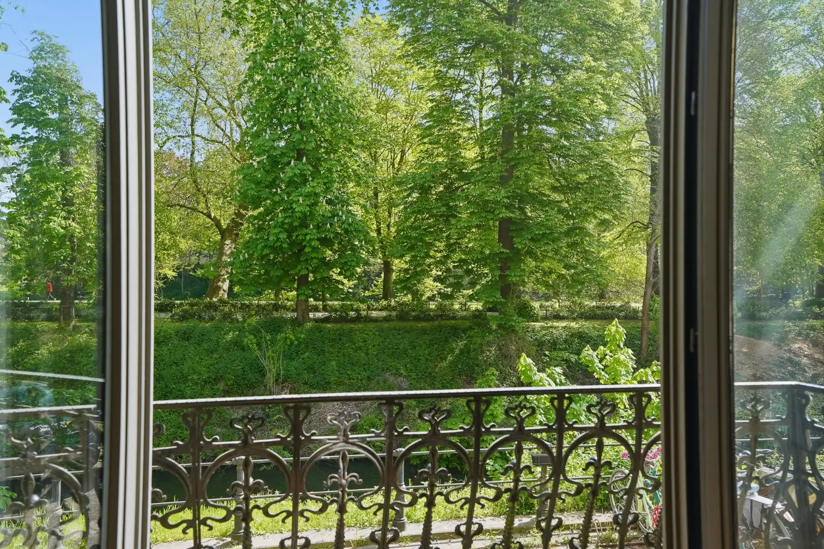 Exclusief gerenoveerd burgerhuis met zonnige stadstuin! foto 2