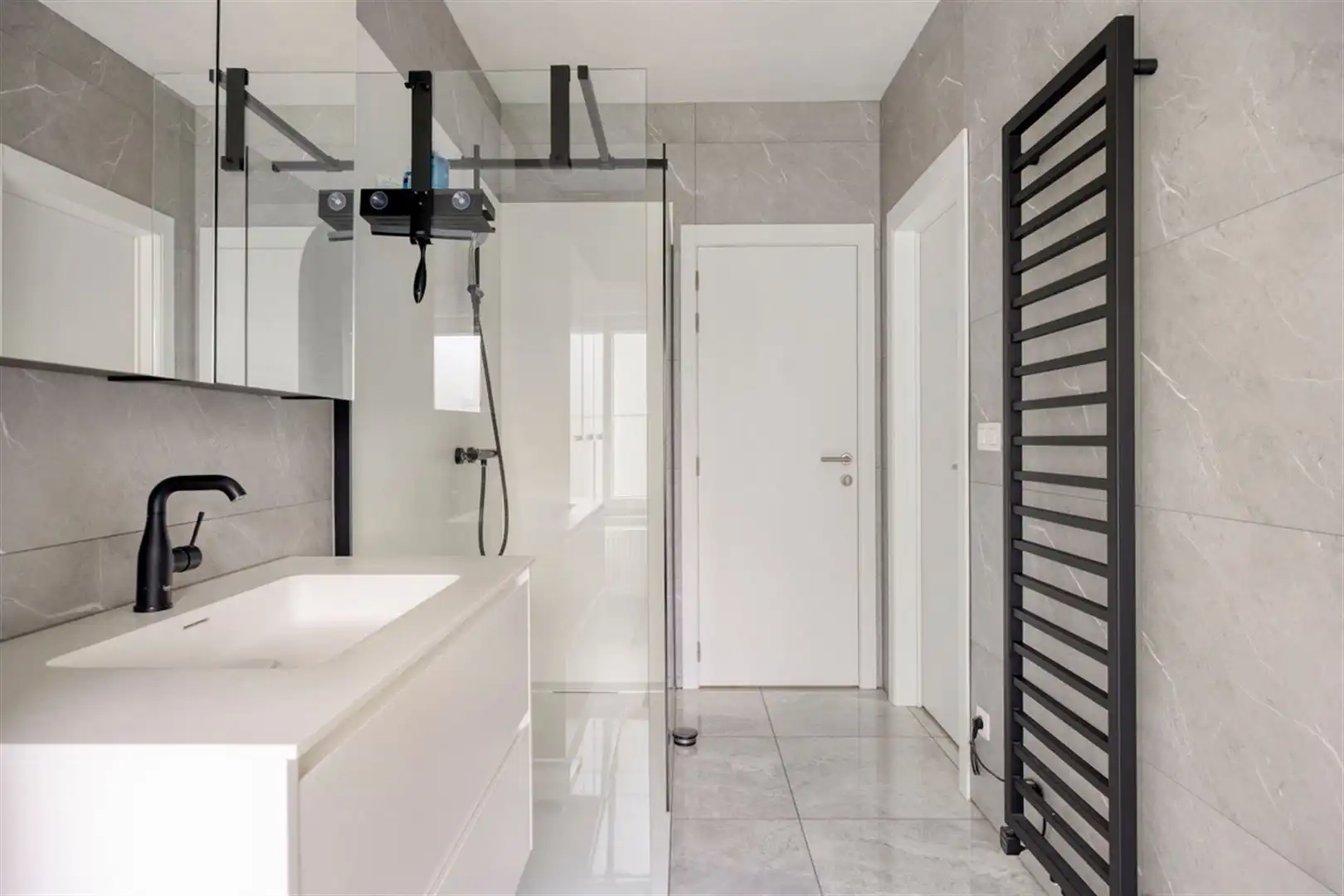 Gerenoveerde, energiezuinige villa met 6 slaapkamers. foto 16
