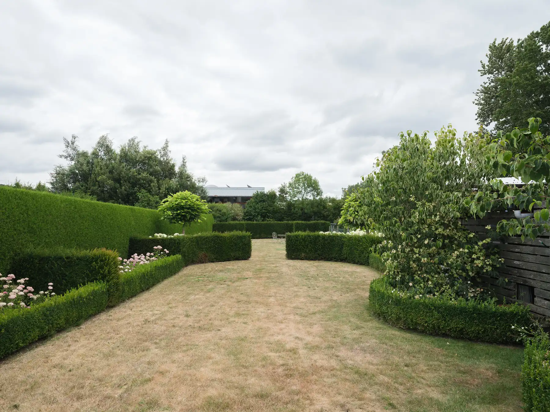 Instapklare woning met prachtige tuin foto 17