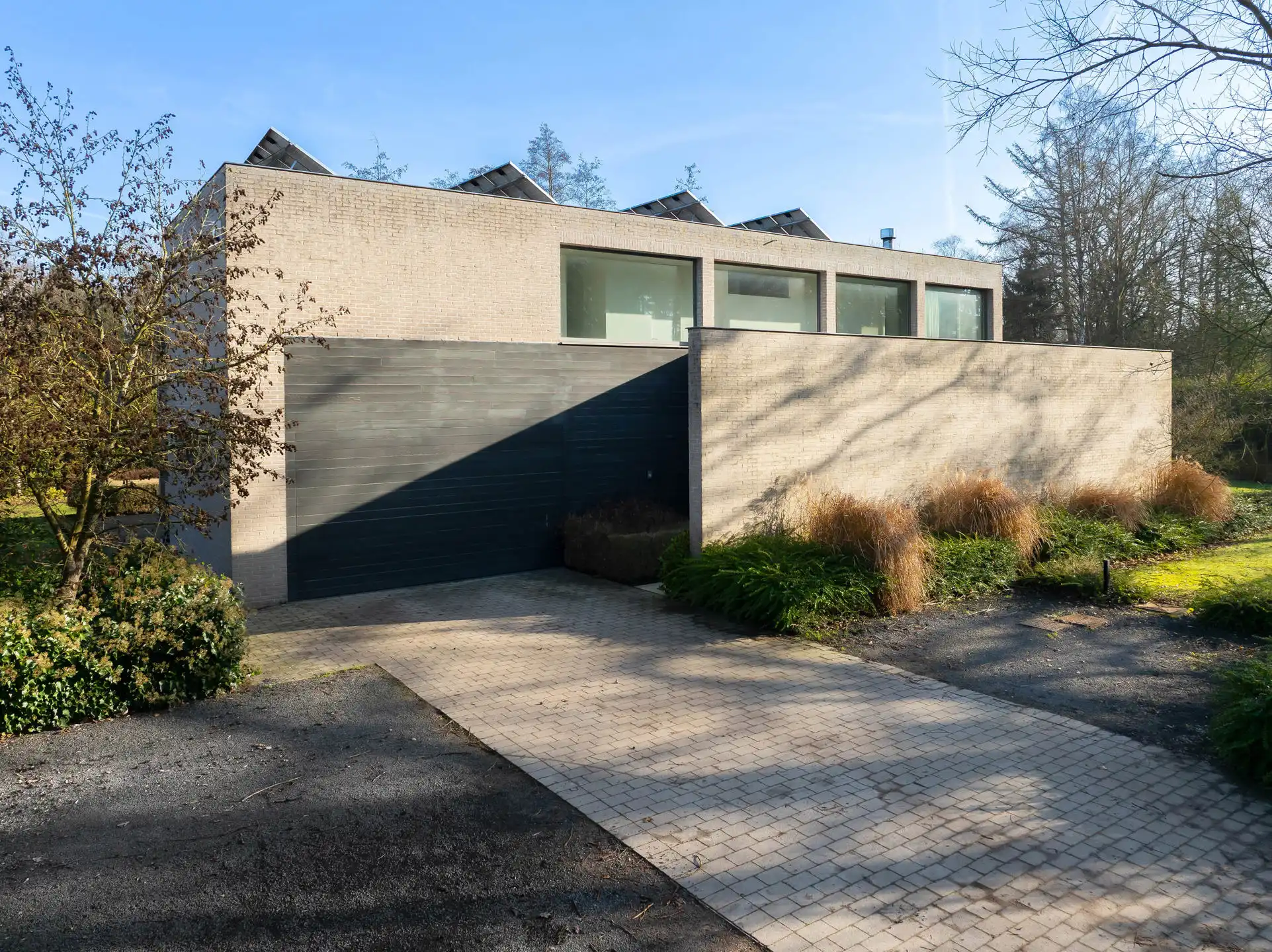 Luxueuze moderne villa met zwemvijver omringd door groen foto 2
