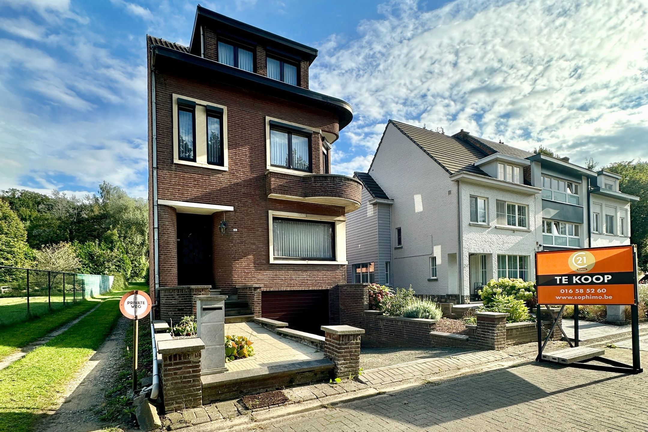 Te renoveren, ruime woning met mooie tuin foto 3