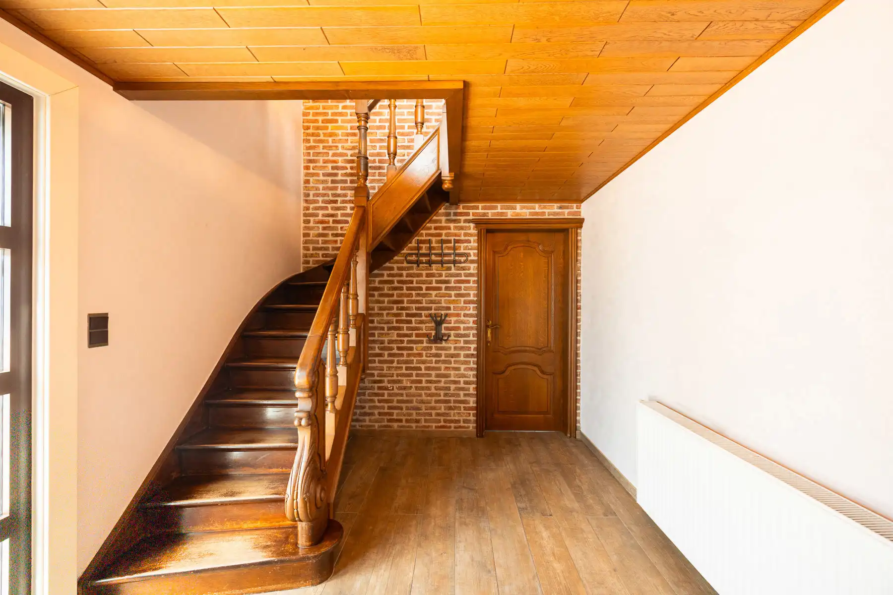 Verrassend ruime halfopen woning met omheinde tuin foto 27