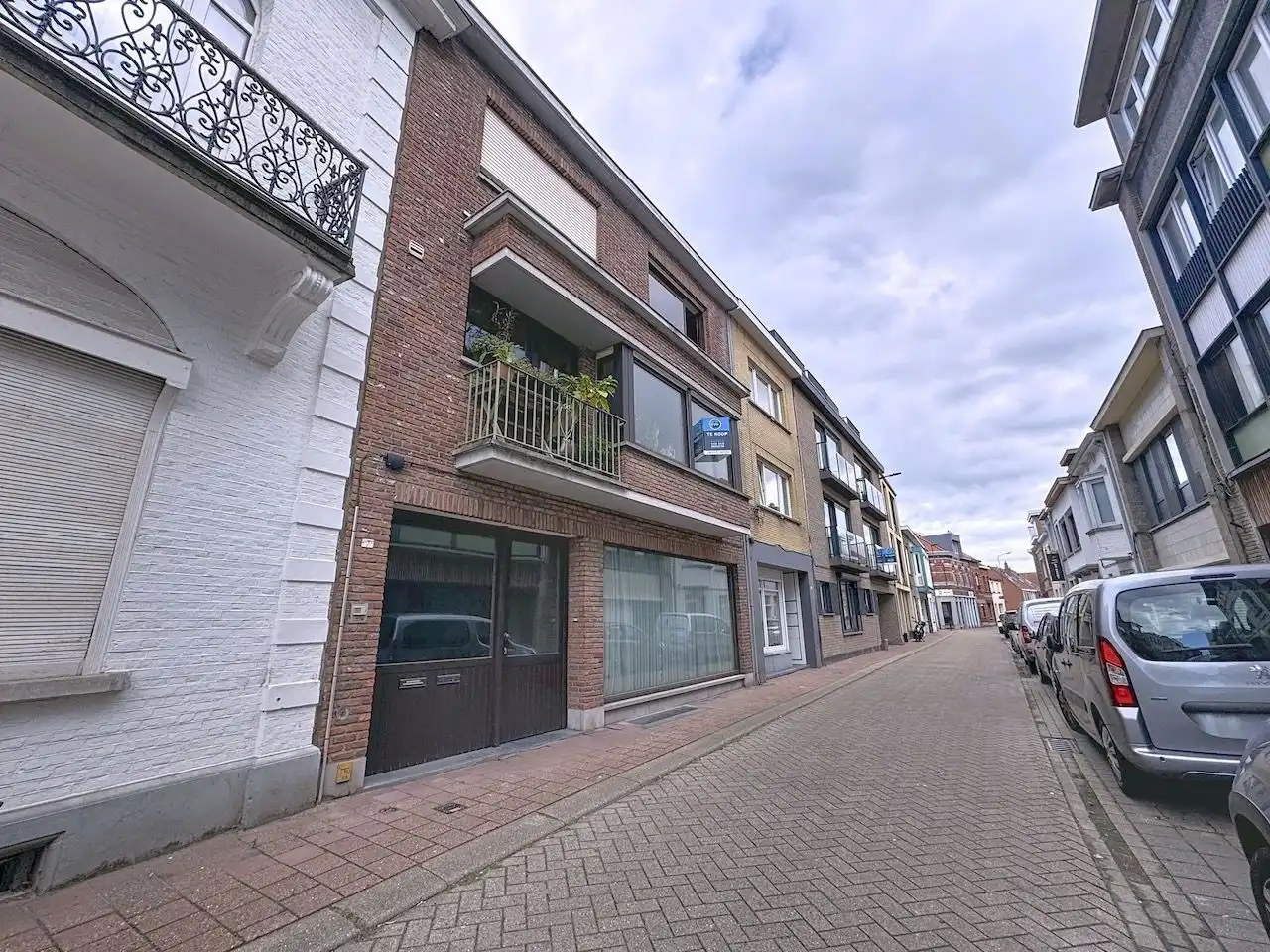 Bijzonder ruime handelswoning vlakbij de Kursaalstraat foto {{pictureIndex}}