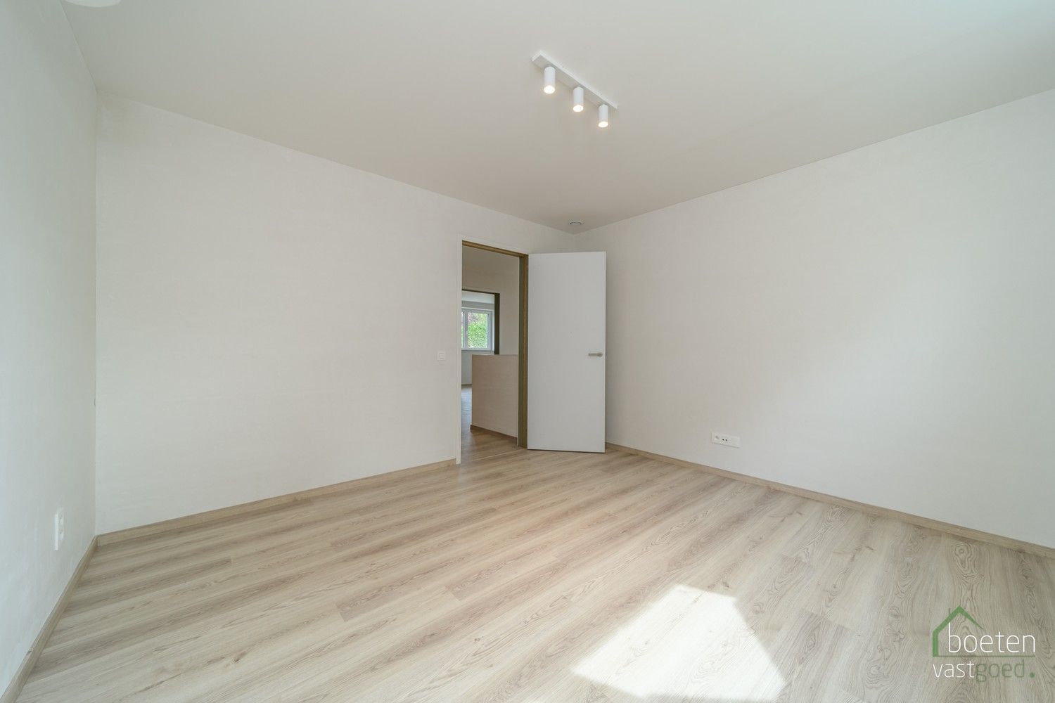 Koksijde/Sint-Idesbald: Energiezuinige en kwalitatief afgewerkte nieuwbouwwoning met 3 slaapkamers, carport en gezellig tuintje op 317m² grondopp. foto 16