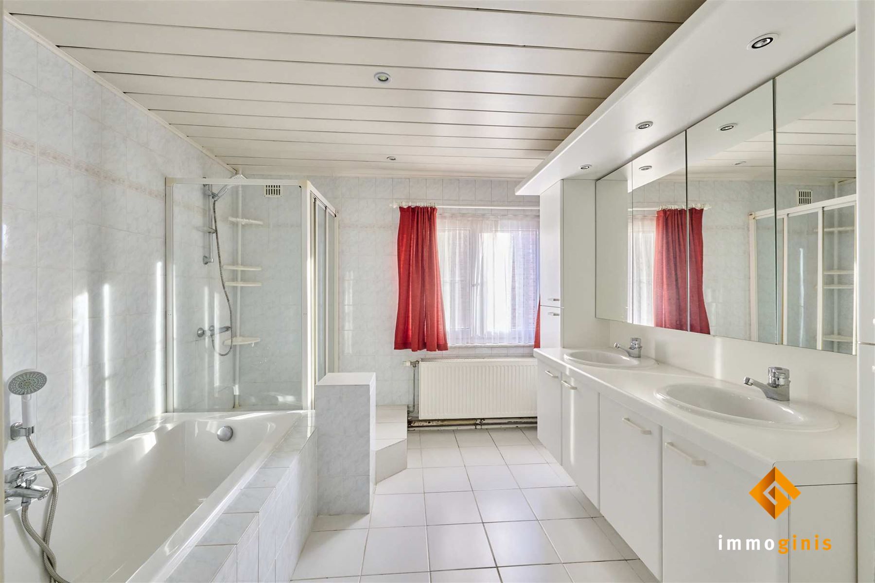 Zéér ruime woning met 5 slaapkamers en 2 badkamers op een ruim perceel van 12a40ca. Uitbreiding op zolder mogelijk! foto 16