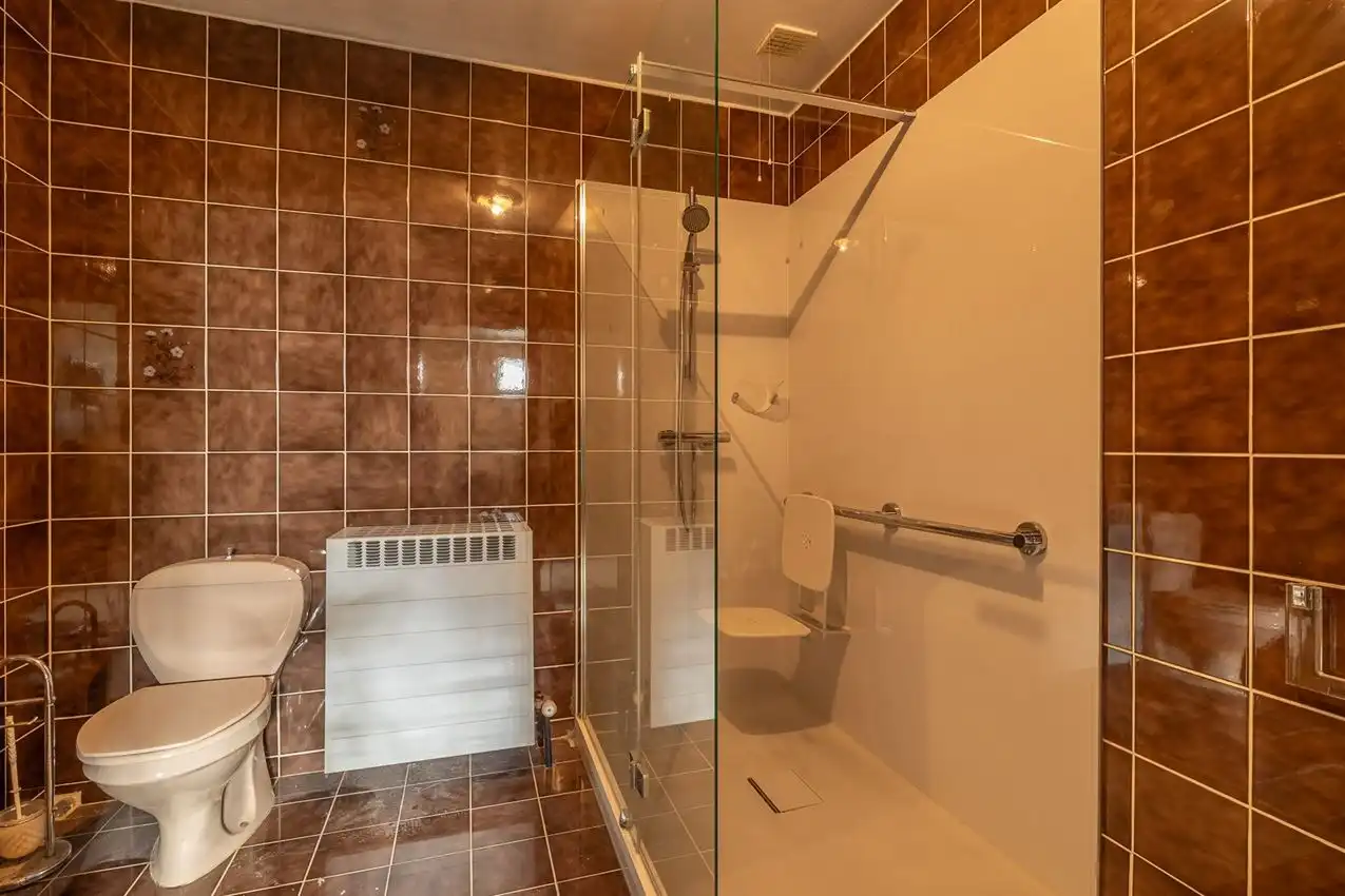 Handspand met ruime woonst en magazijn foto 15