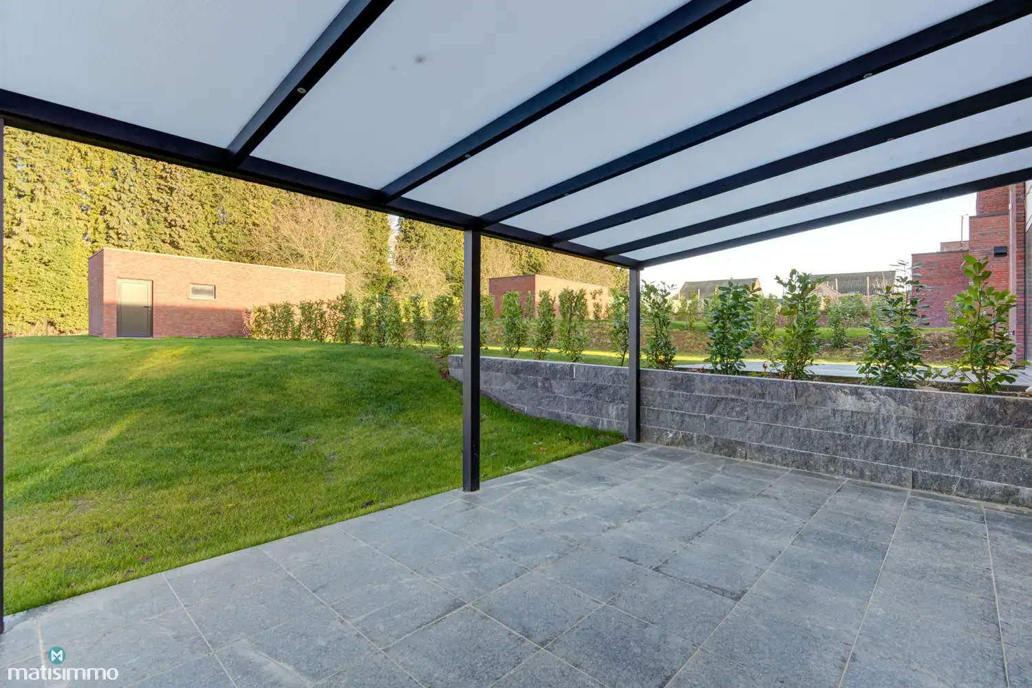 VOLLEDIG AFGEWERKTE EN GESCHILDERDE NIEUWBOUWWONING (EPB E10) MET 3 SLAAPKAMERS, OVERDEKT TERRAS, 2 GARAGES, KELDER EN AANGELEGDE TUIN IN WERM foto 34