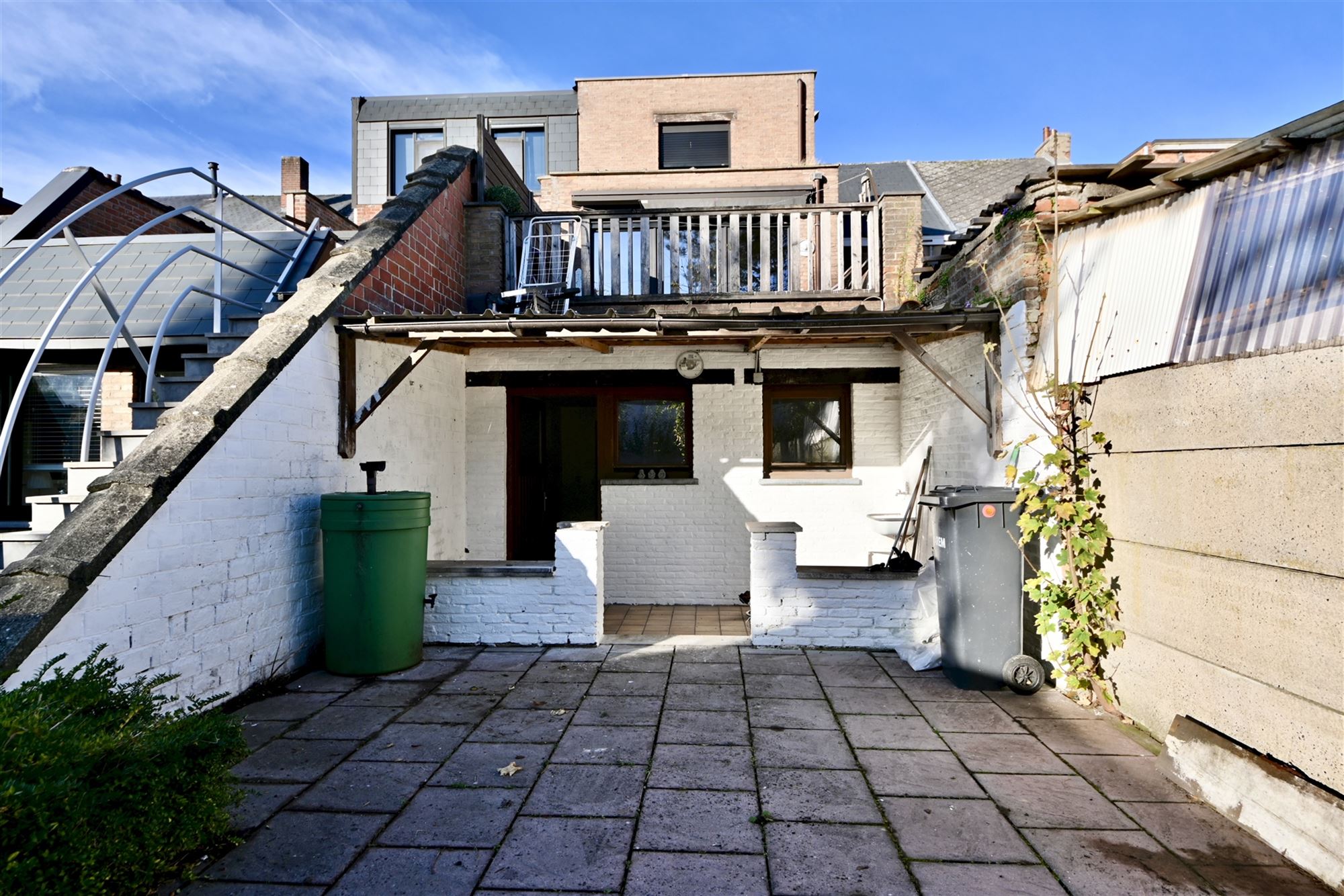 Handelsruimte met duplex appartement en tuin.  foto 12