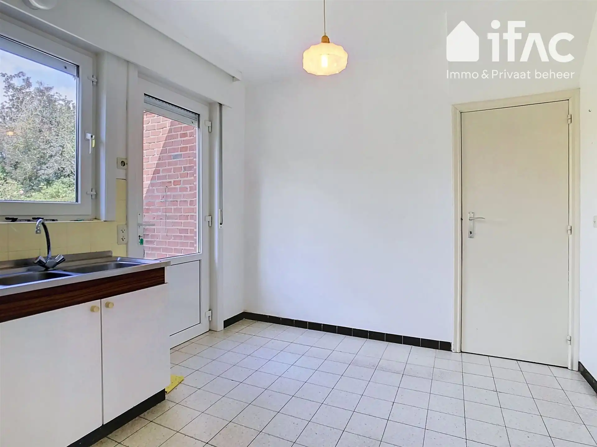 Huis met 3 slaapkamers en leuke tuin in rustige straat foto 8